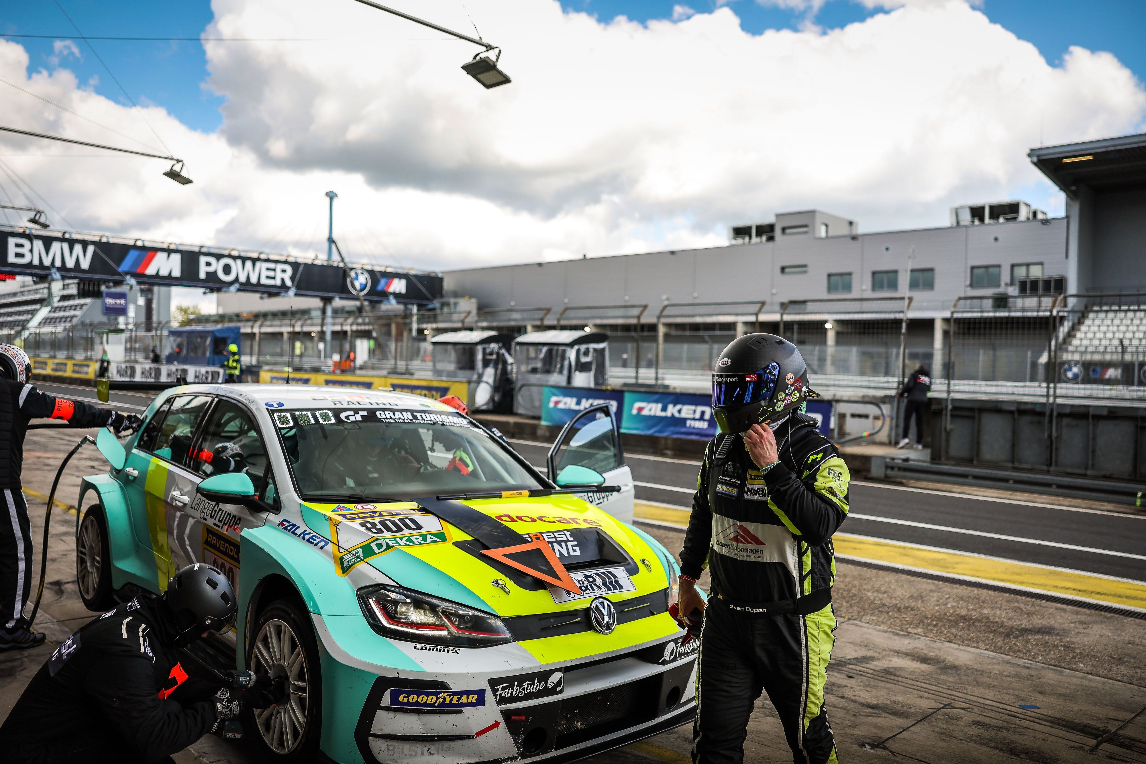 Sven Oepen geht vor dem VW Golf entlang und greift sich an den Helm.