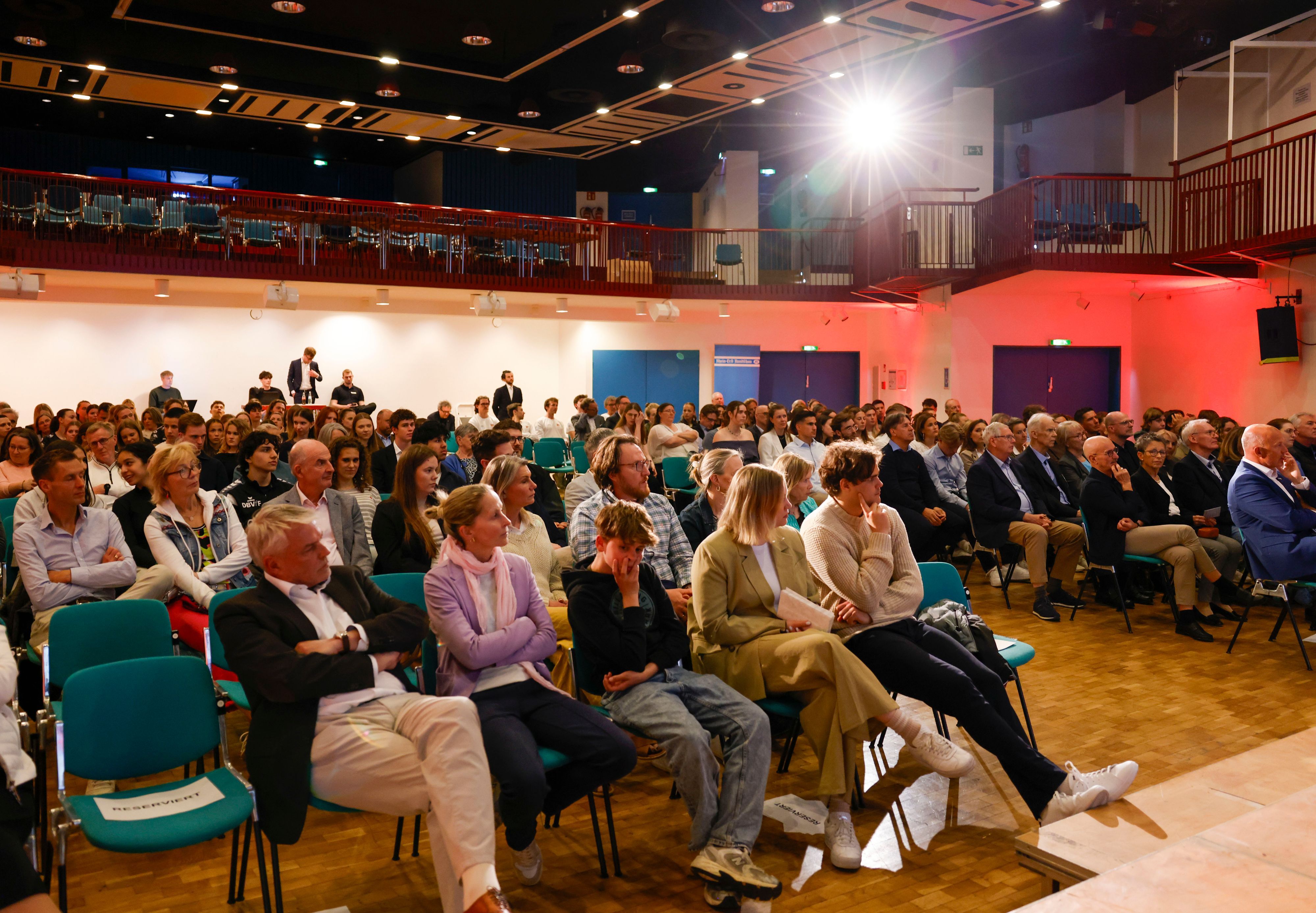 Das Bild zeigt den Stadtsaal in Frechen mit den Sportlerinnen und Sportler.