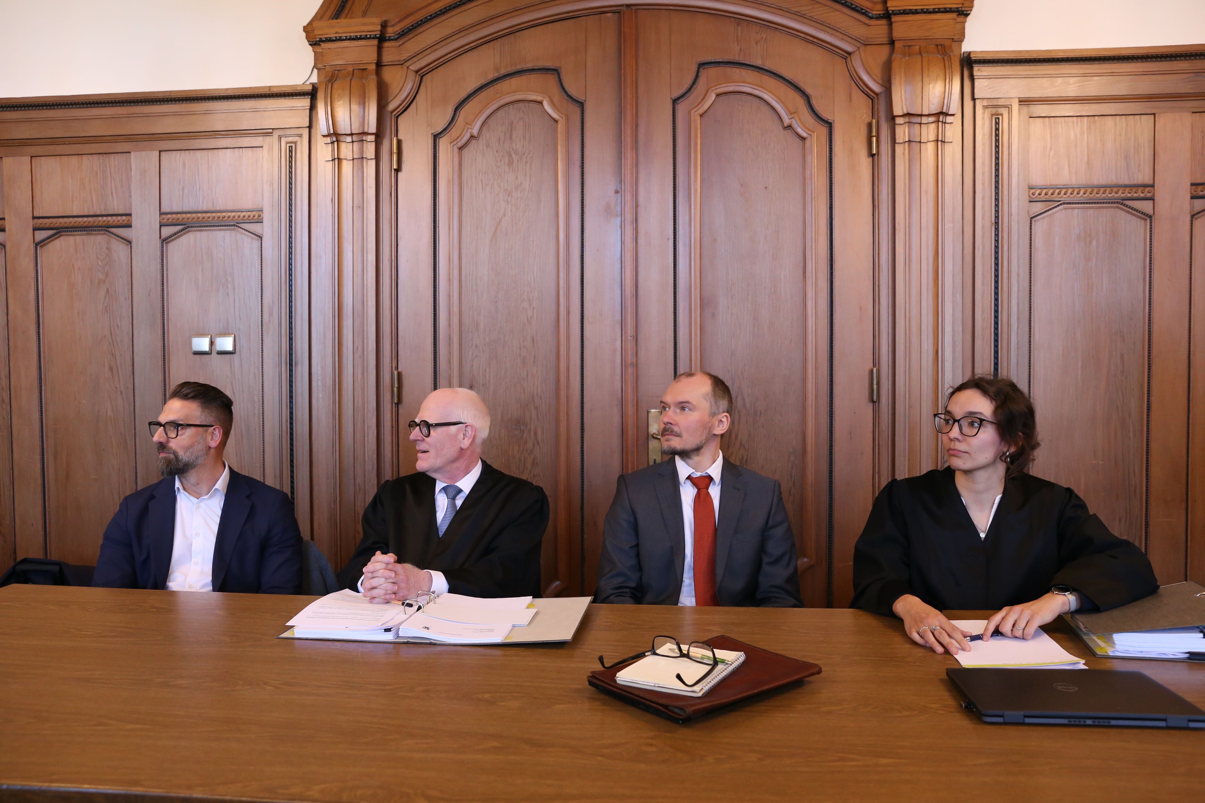 Anwalt Frank Roth (2.v.l.) vertrat die Stadt Köln am Oberlandesgericht.