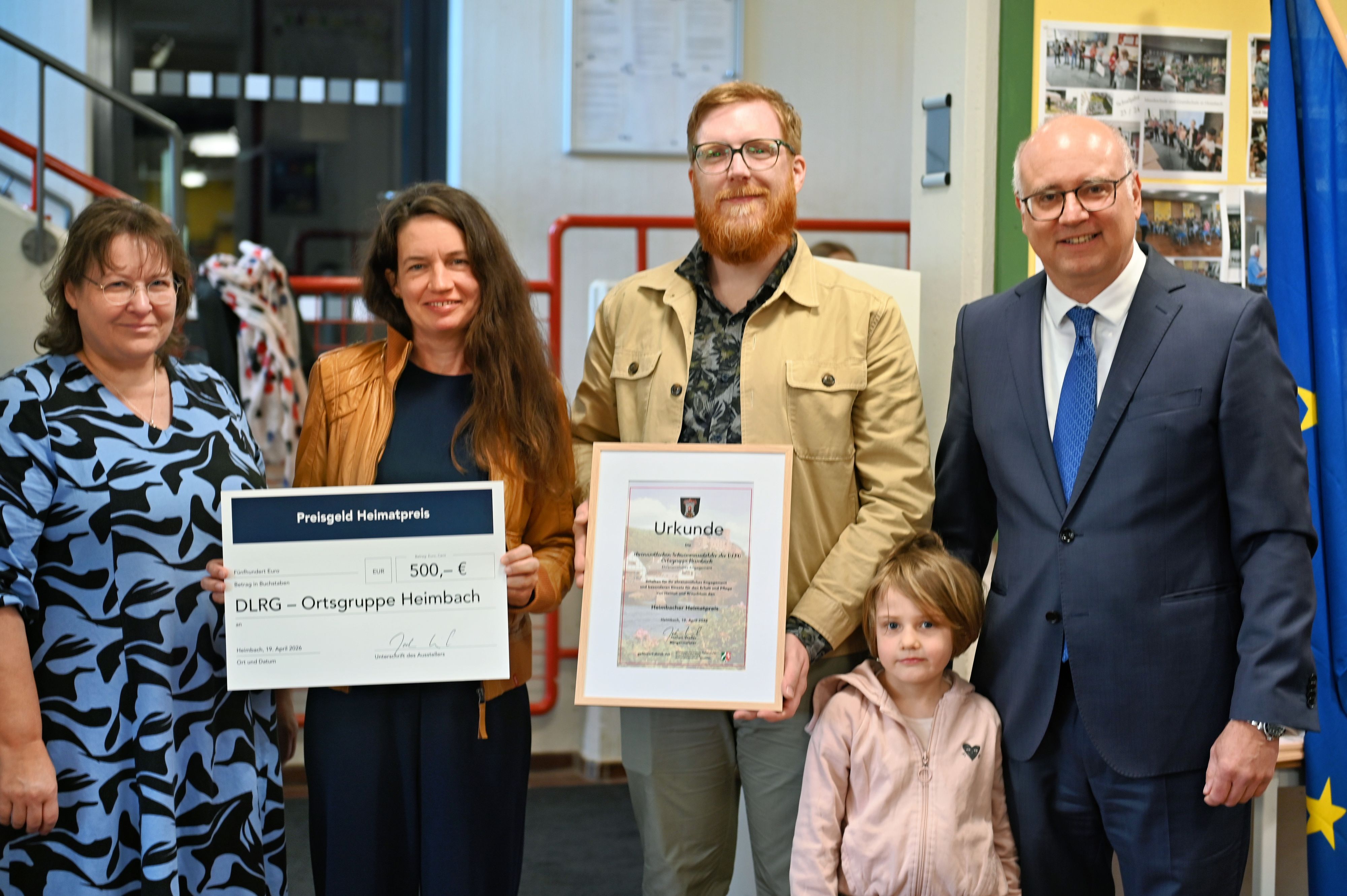 Das Bild zeigt zwei Frauen und einen Mann.