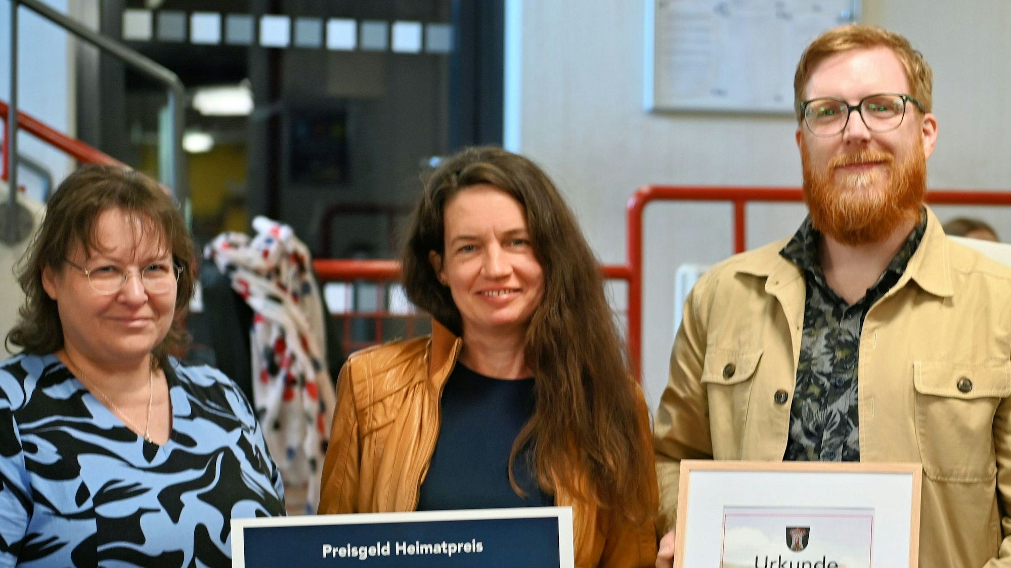 Das Bild zeigt zwei Frauen und einen Mann.