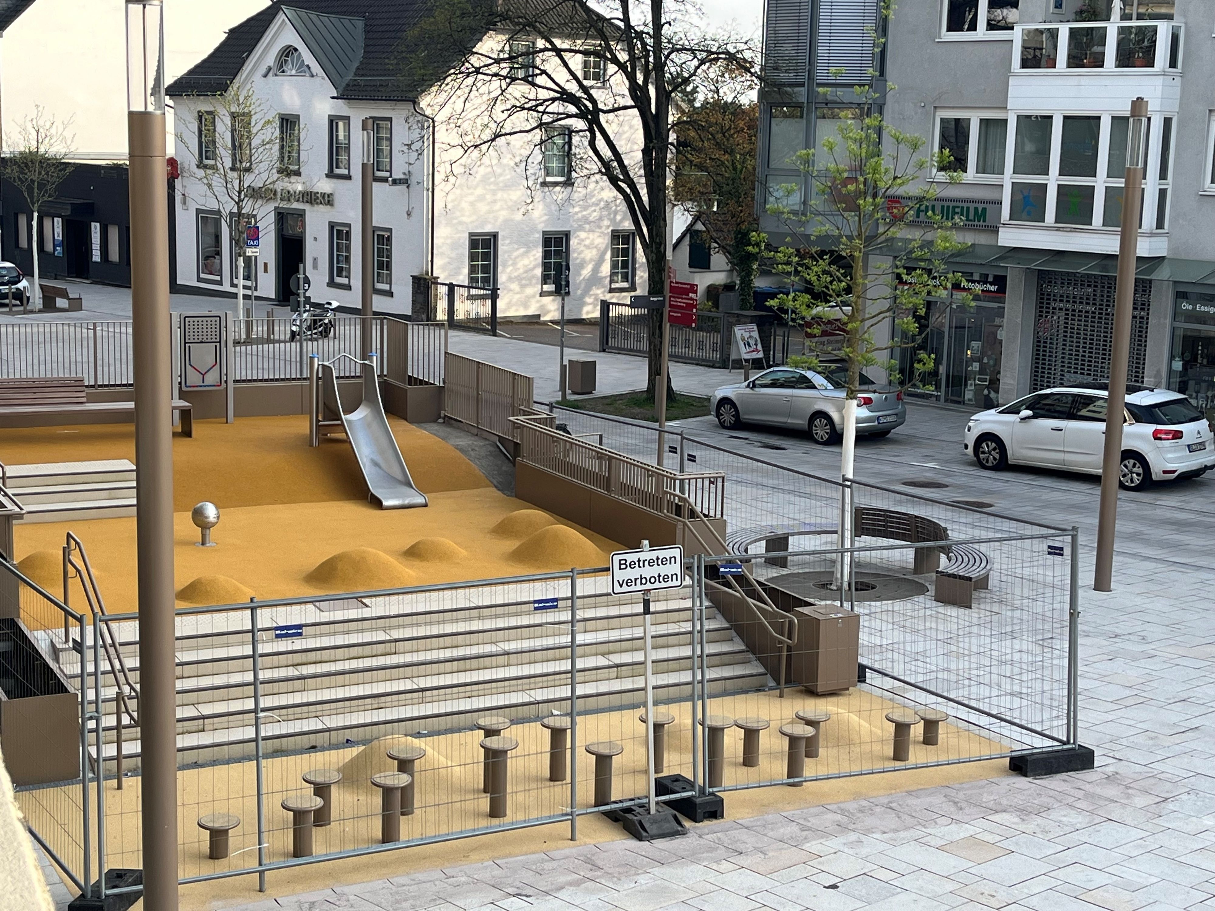 Die Spielfläche abgesperrt von Gittern von oben fotgrafiert.