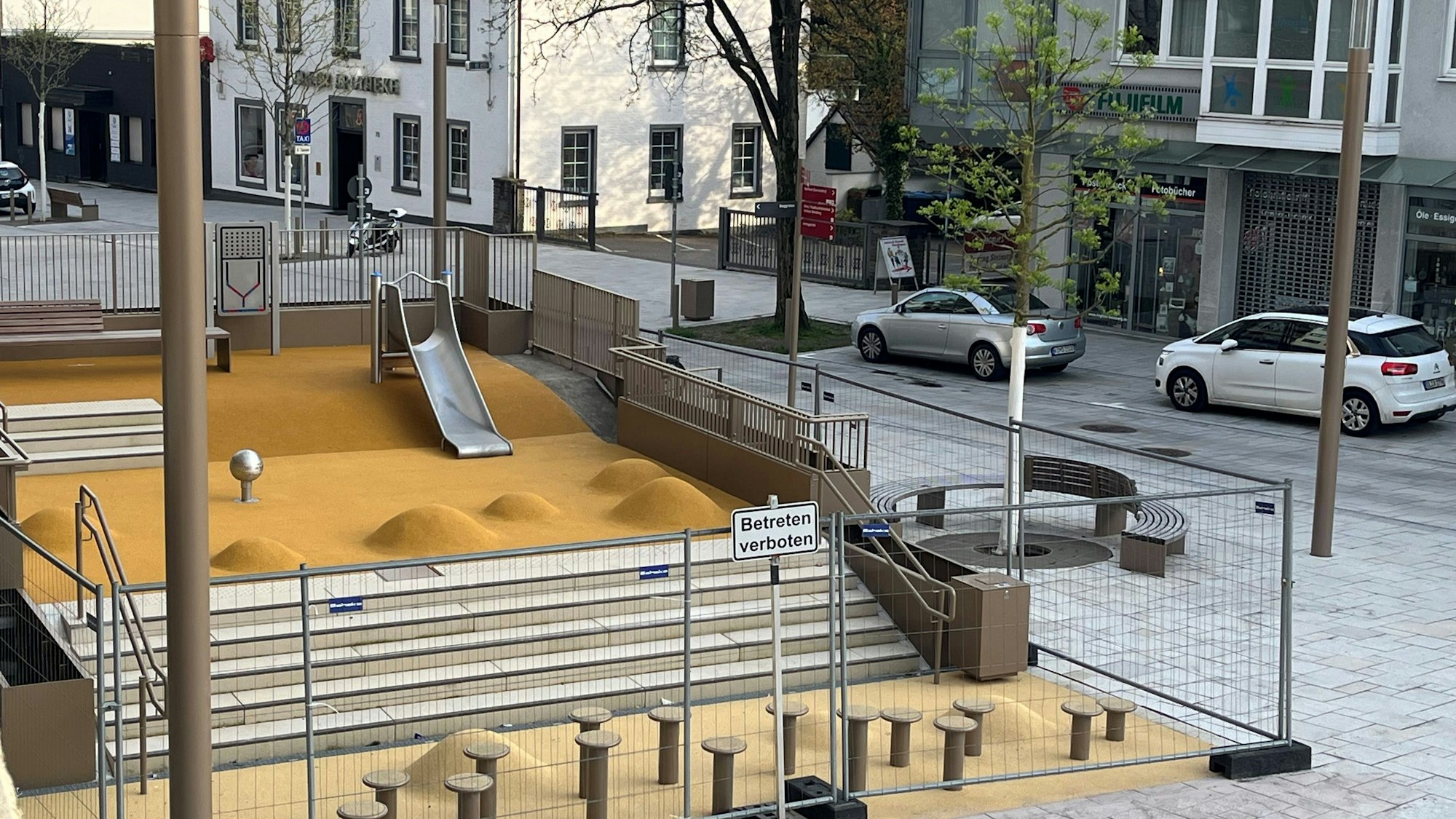 Die Spielfläche abgesperrt von Gittern von oben fotgrafiert.