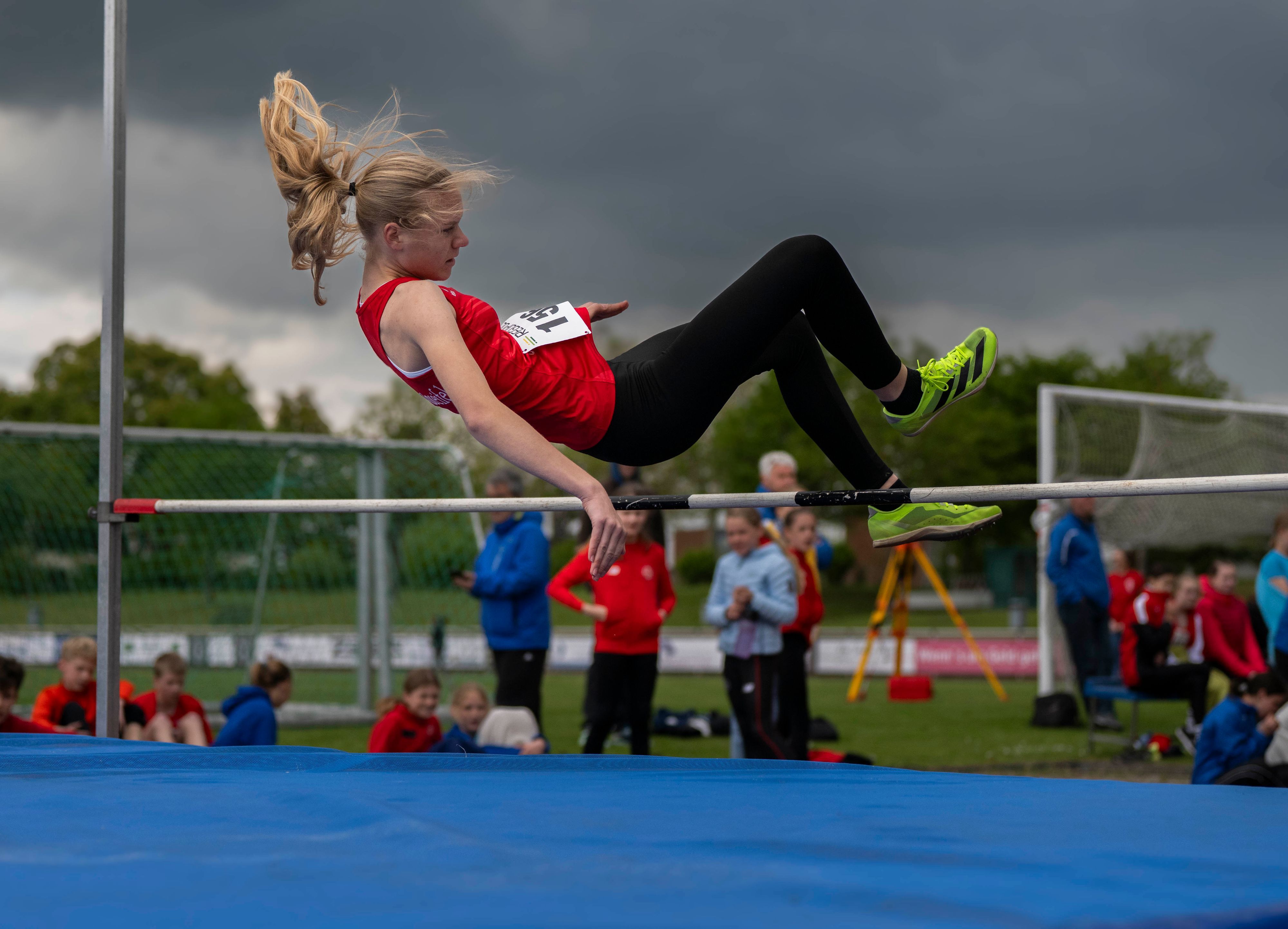 Das Bild zeigt die Nachwuchssportlerin beim Hochsprung im Heinz-Flohe-Stadion in Euskirchen.