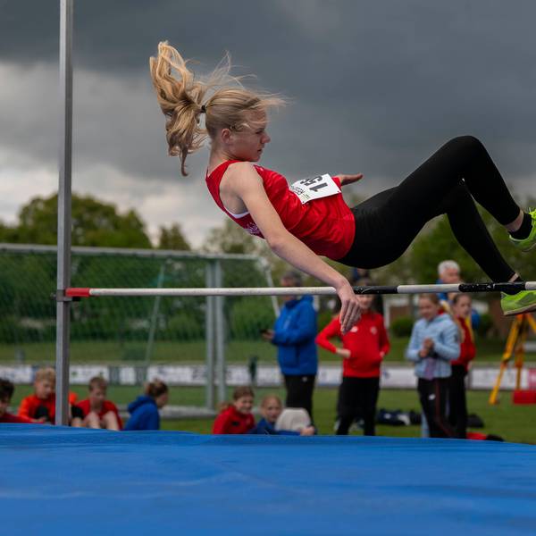 Das Bild zeigt die Nachwuchssportlerin beim Hochsprung im Heinz-Flohe-Stadion in Euskirchen.