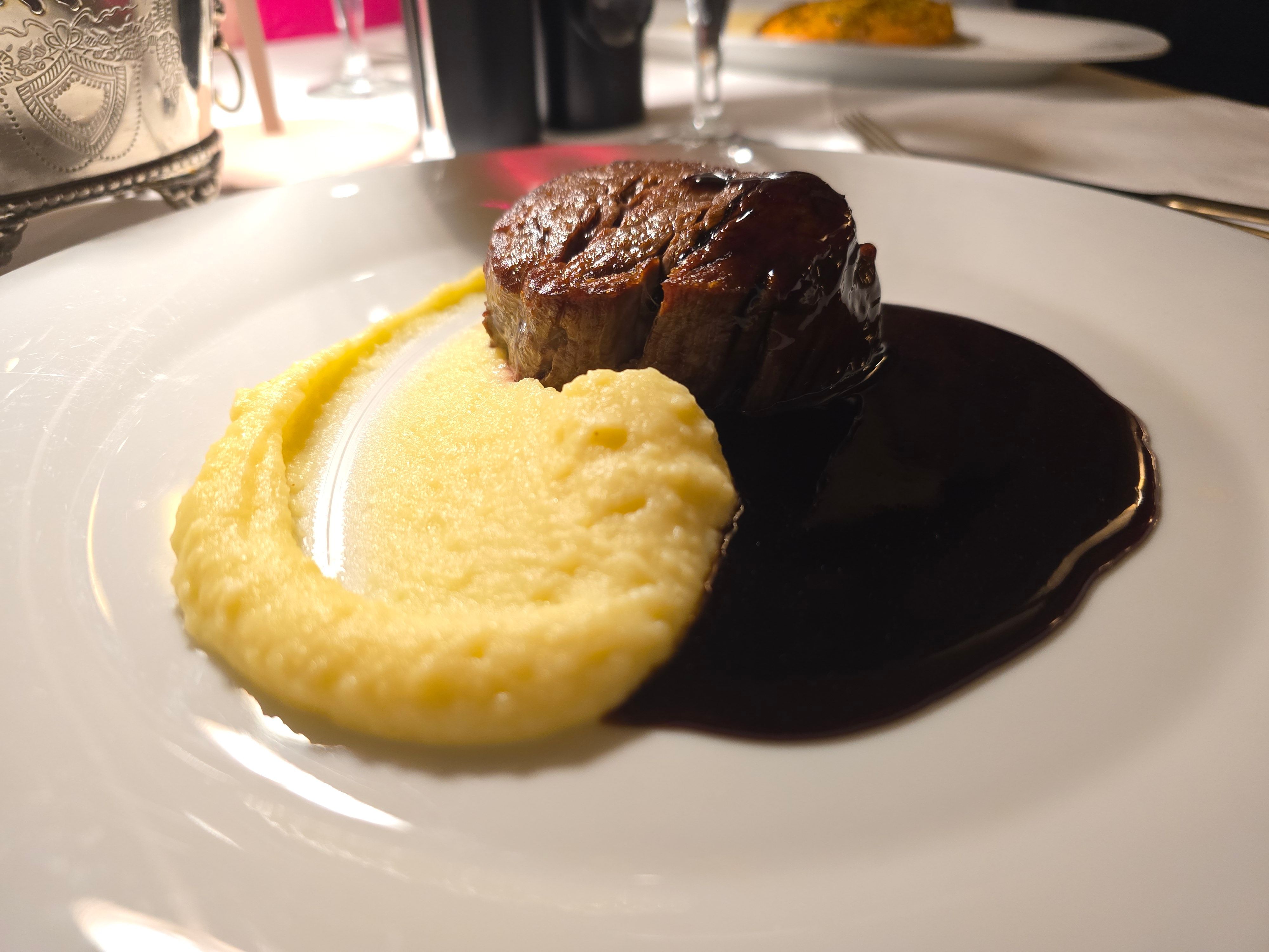 Das Gericht ist auf einem weißen Teller angerichtet.