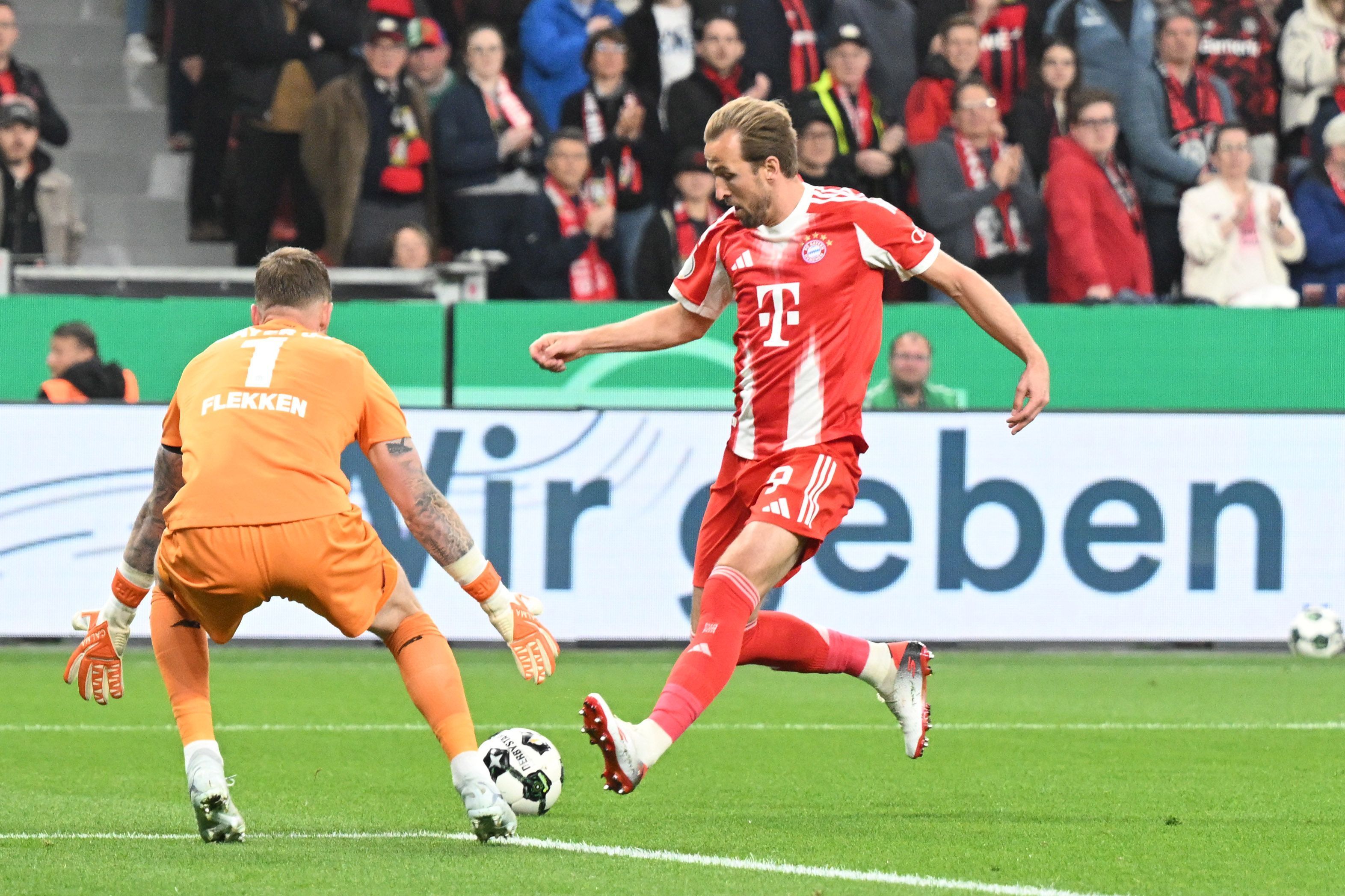 Harry Kane (r.) in Aktion gegen Bayer-Torwart Mark Flekken.