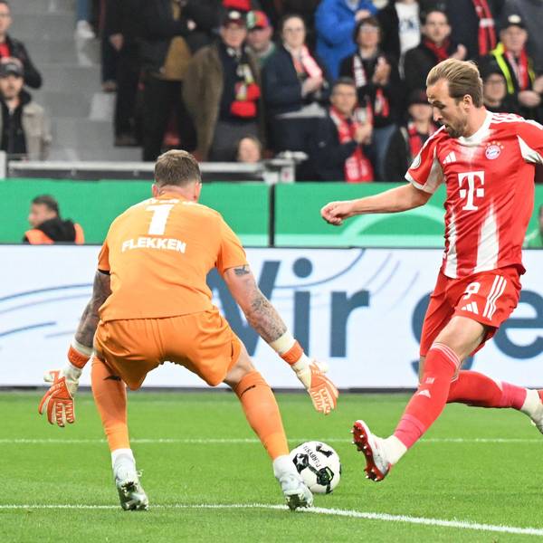 Harry Kane (r.) in Aktion gegen Bayer-Torwart Mark Flekken.