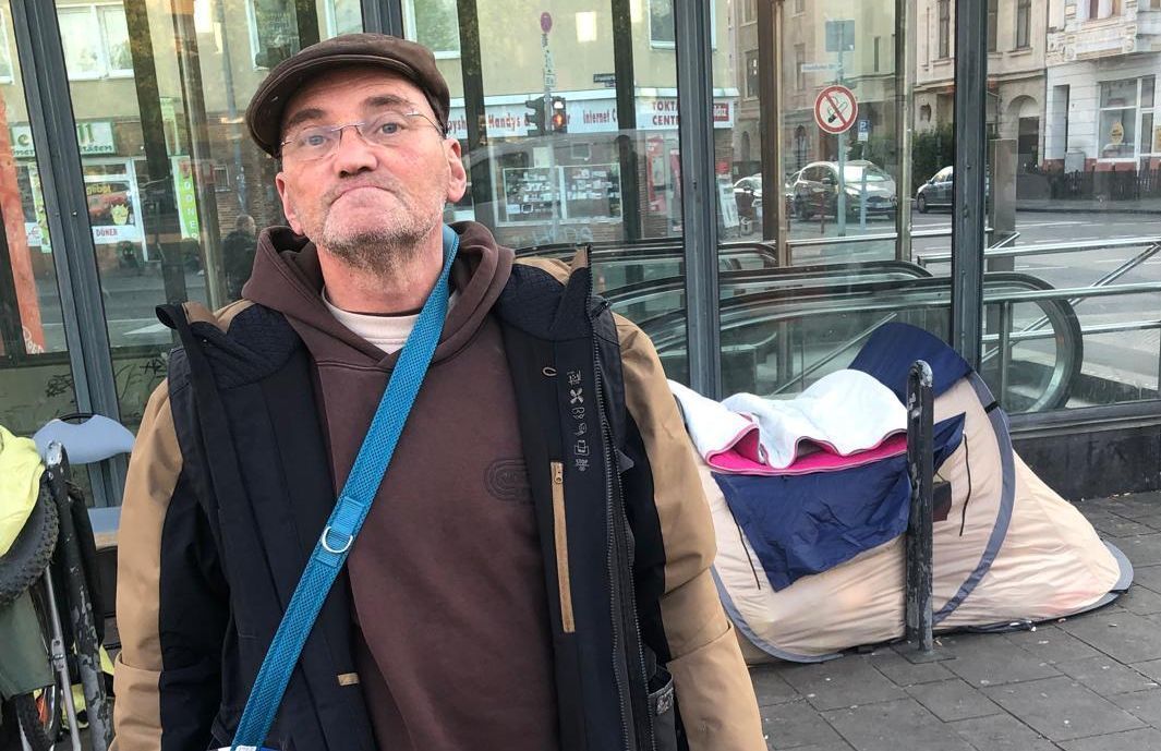 Franco Clemens zeigt Zeltlager in Köln und ruft den sozialen Notstand für Köln aus.