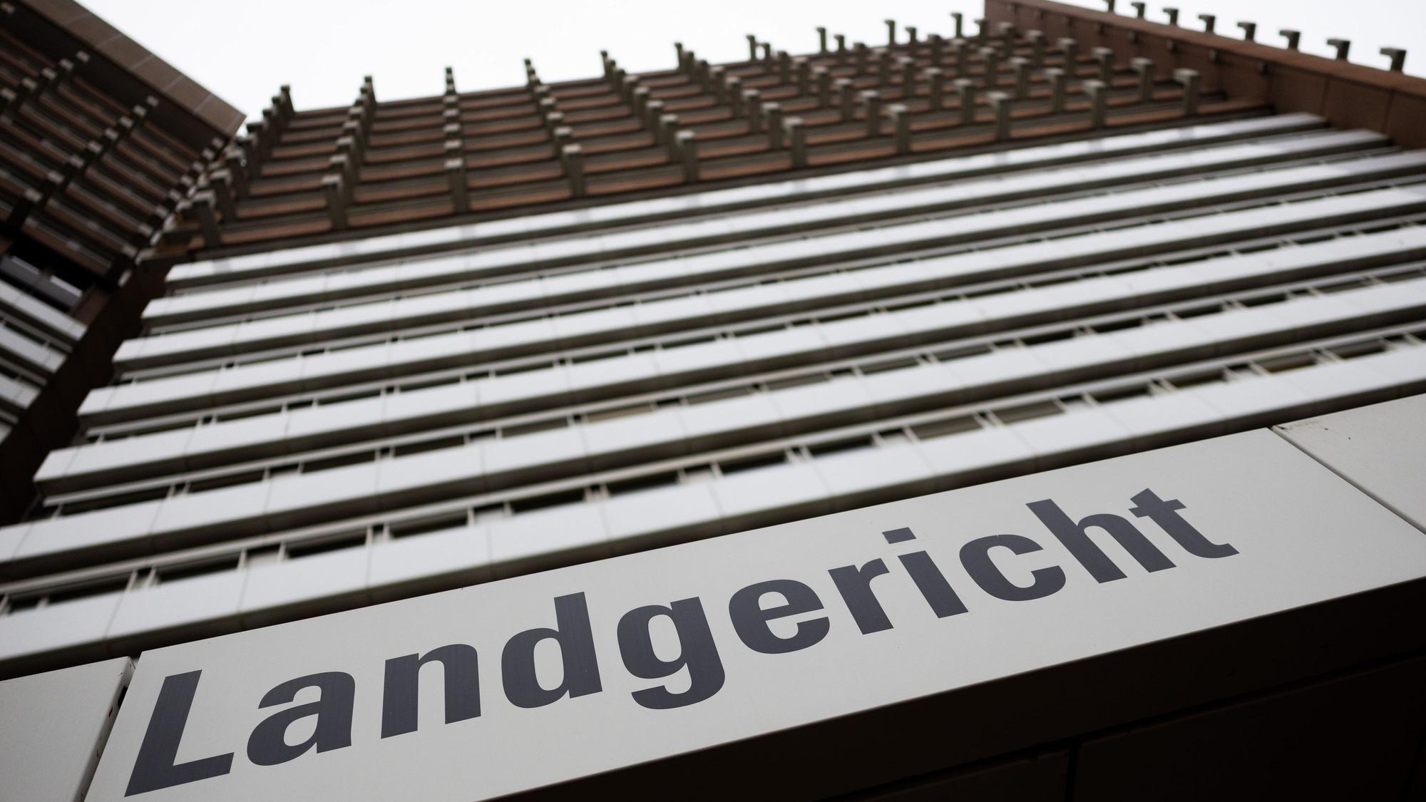 Das Bild zeigt den Schriftzug Landgericht am Gerichtsgebäude.