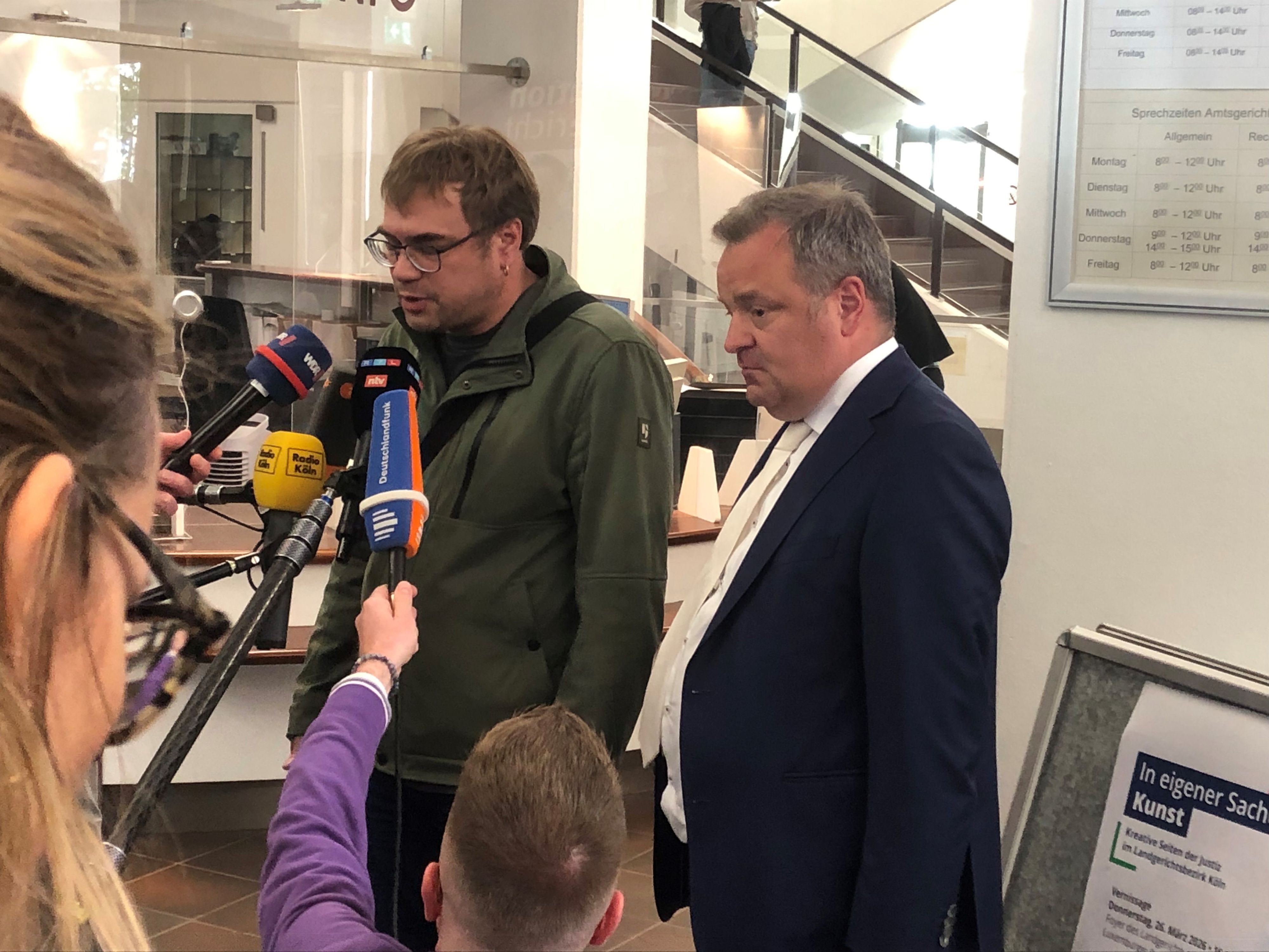 Das Bild zeigt den Nebenkläger mit seinem Anwalt.