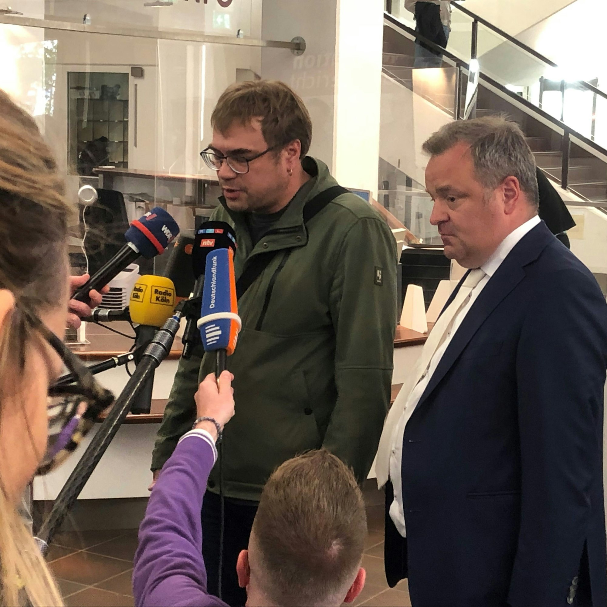 Das Bild zeigt den Nebenkläger mit seinem Anwalt.