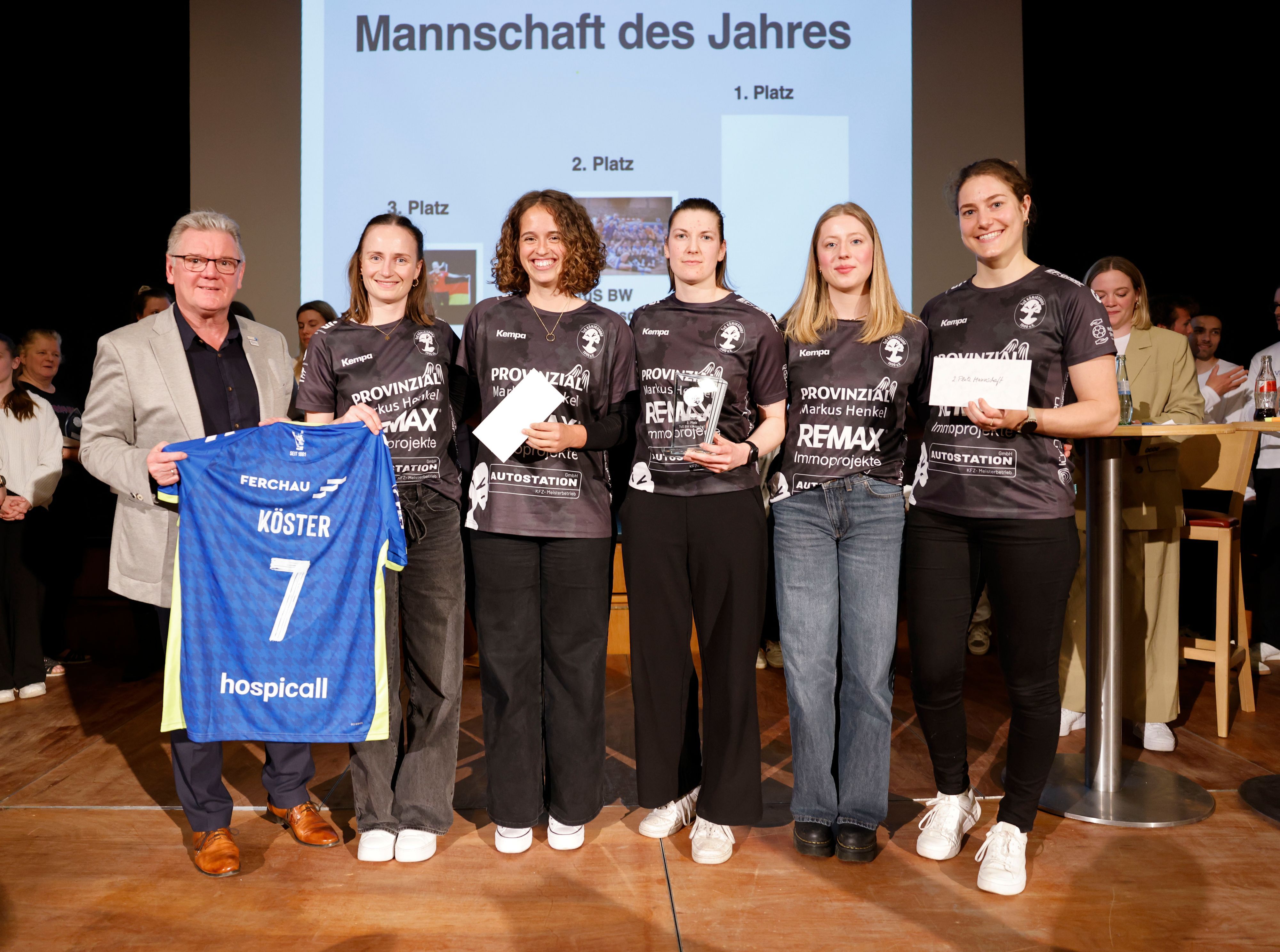 Ein signierte Trikot von Handballnationalspieler Julian Köster überreiche Stefan Klett an die Handballerinnen vom TuS Königsdorf.