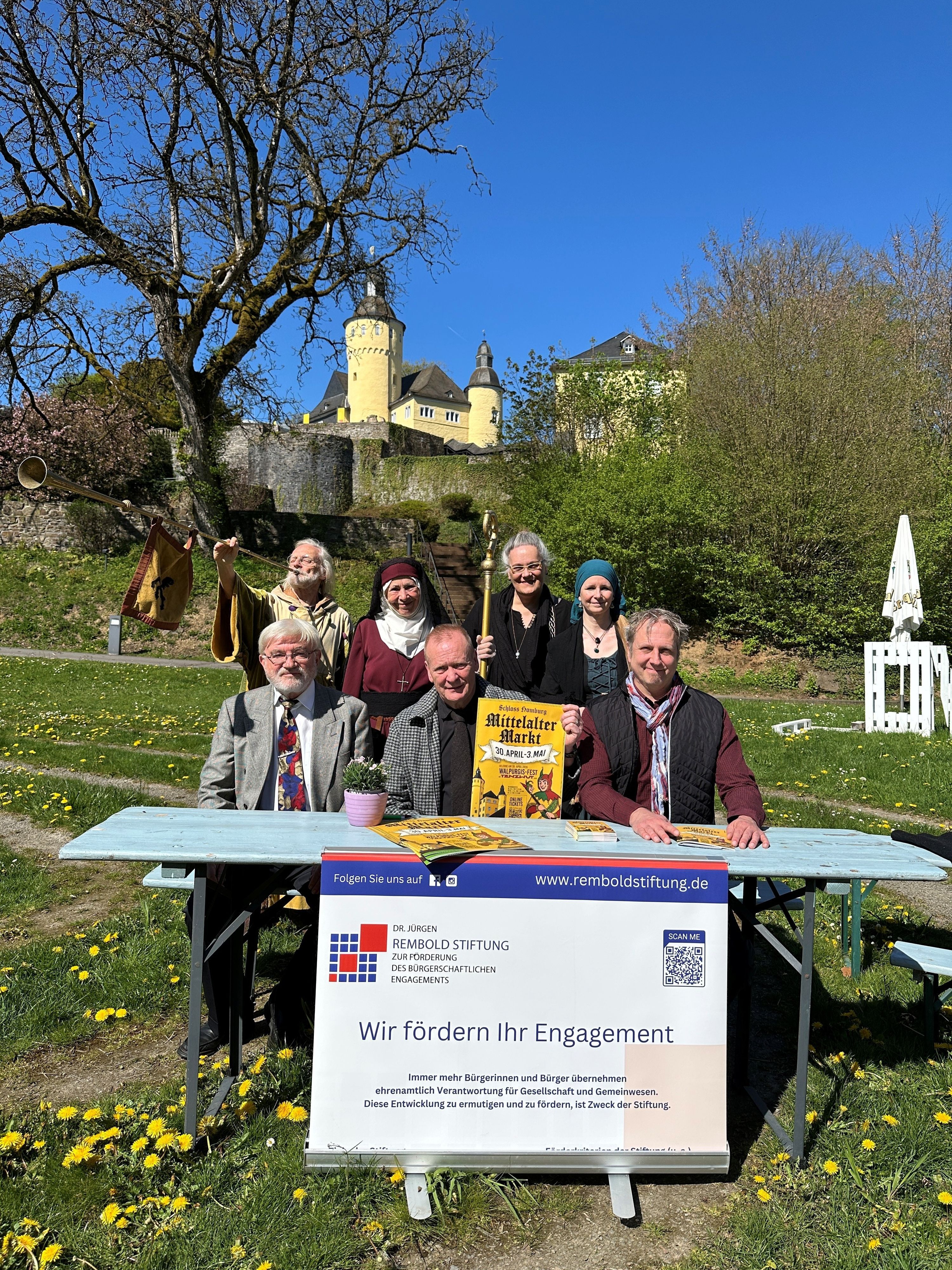 Eine Gruppe vor dem Schloss.