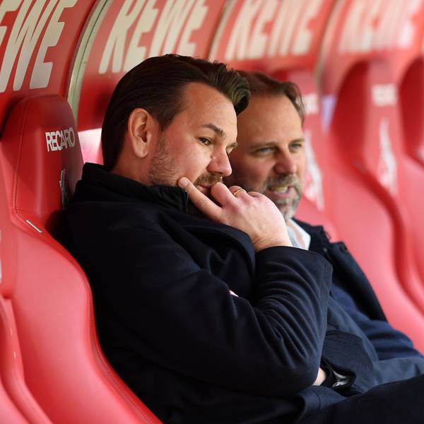 Thomas Kessler (l.) und Tim Steidten sitzen auf der Trainerbank.