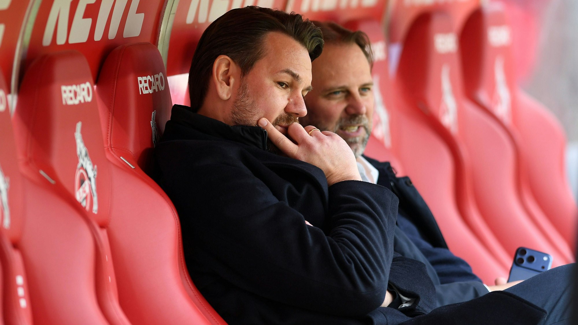 Thomas Kessler (l.) und Tim Steidten sitzen auf der Trainerbank.