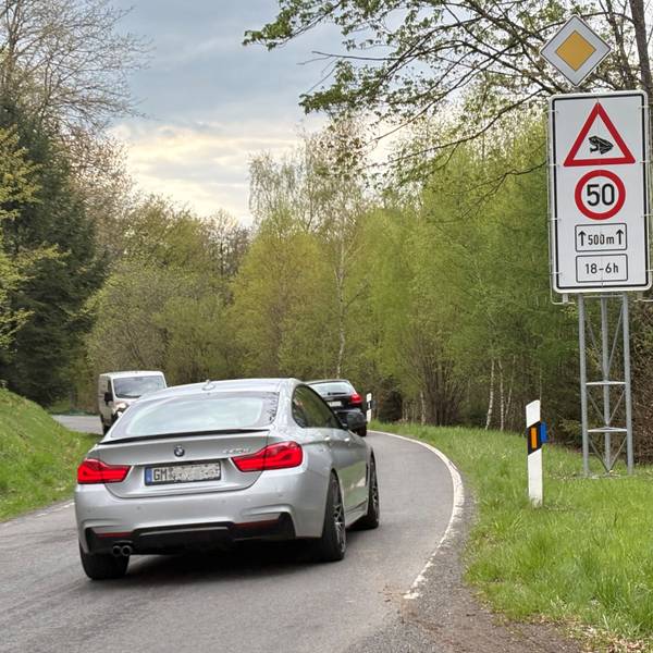 Das Foto zeigt eine Straßenszene von der L198 in Nümbrecht. Am Rand sieht man die Beschilderung, die mit verweis auf Amphibienwanderung die Höchstgeschwindigkeit im Zeitraum zwischen 18 und sechs Uhr auf 50 Stundenkilometer beschränkt.