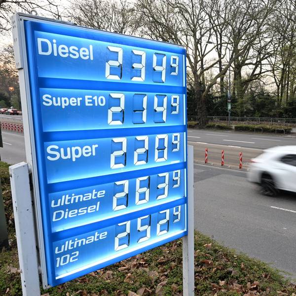 Ein Auto fährt am Morgen an der Preisanzeige einer Tankstelle vorbei. Die Kraftstoffpreise sind zuletzt stark gestiegen. Das treibt auch die Befragten beim „NRW-Check“ um. (Archivbild)