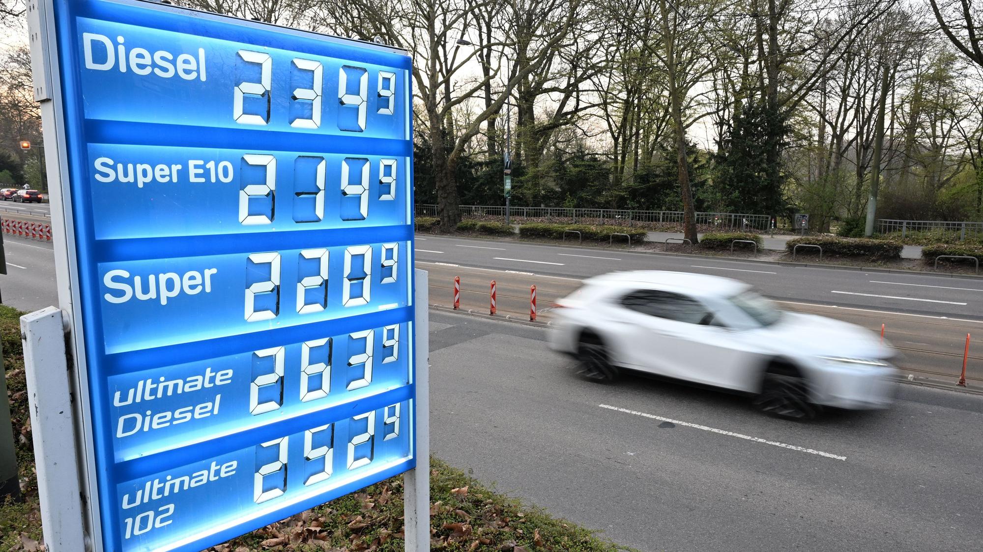 Ein Auto fährt am Morgen an der Preisanzeige einer Tankstelle vorbei. Die Kraftstoffpreise sind zuletzt stark gestiegen. Das treibt auch die Befragten beim „NRW-Check“ um. (Archivbild)