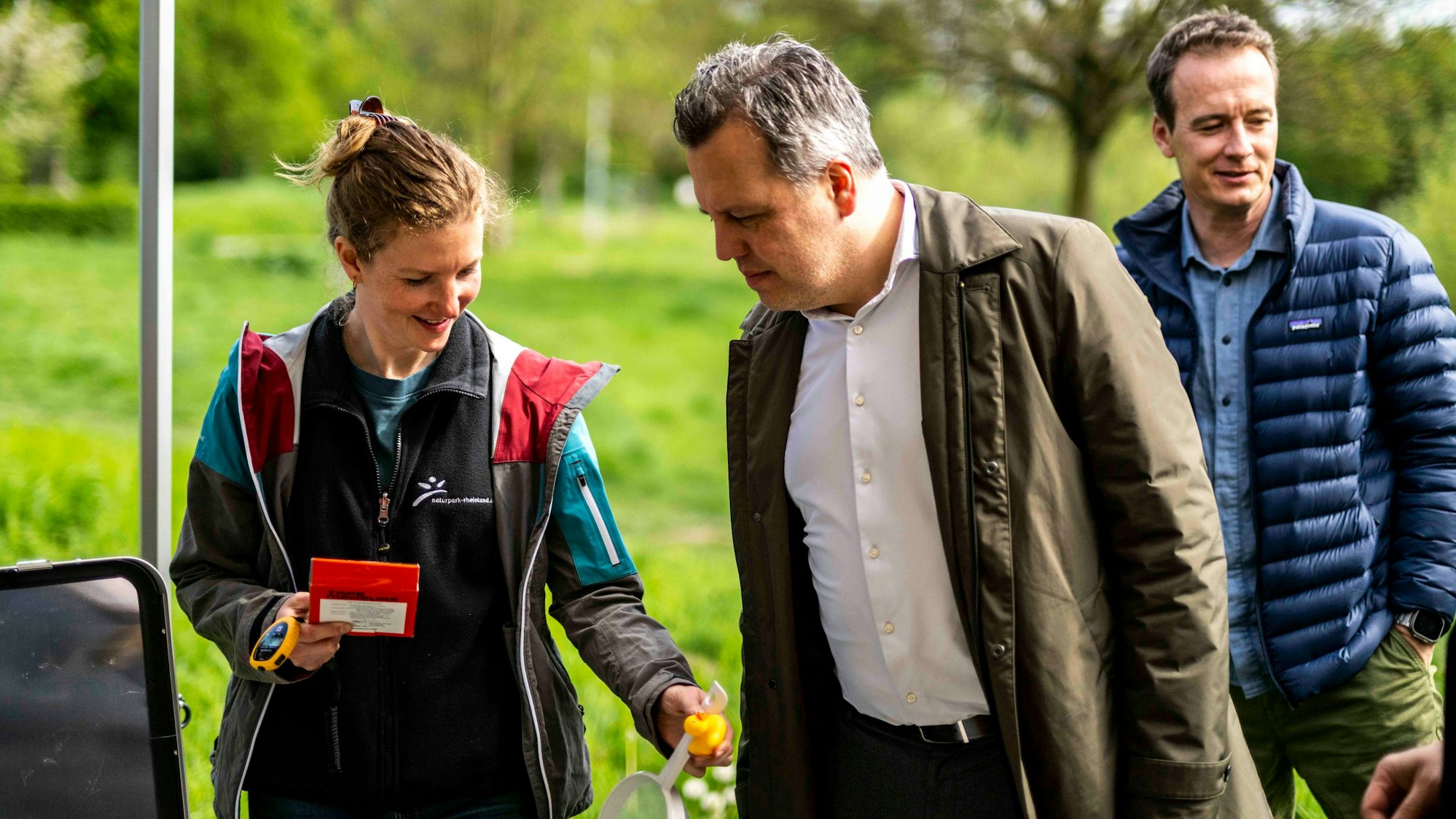 Das Bild zeigt Euskirchens Bürgermeister Sacha Reichelt, der sich den Inhalt der Lernkiste erklären lässt.
