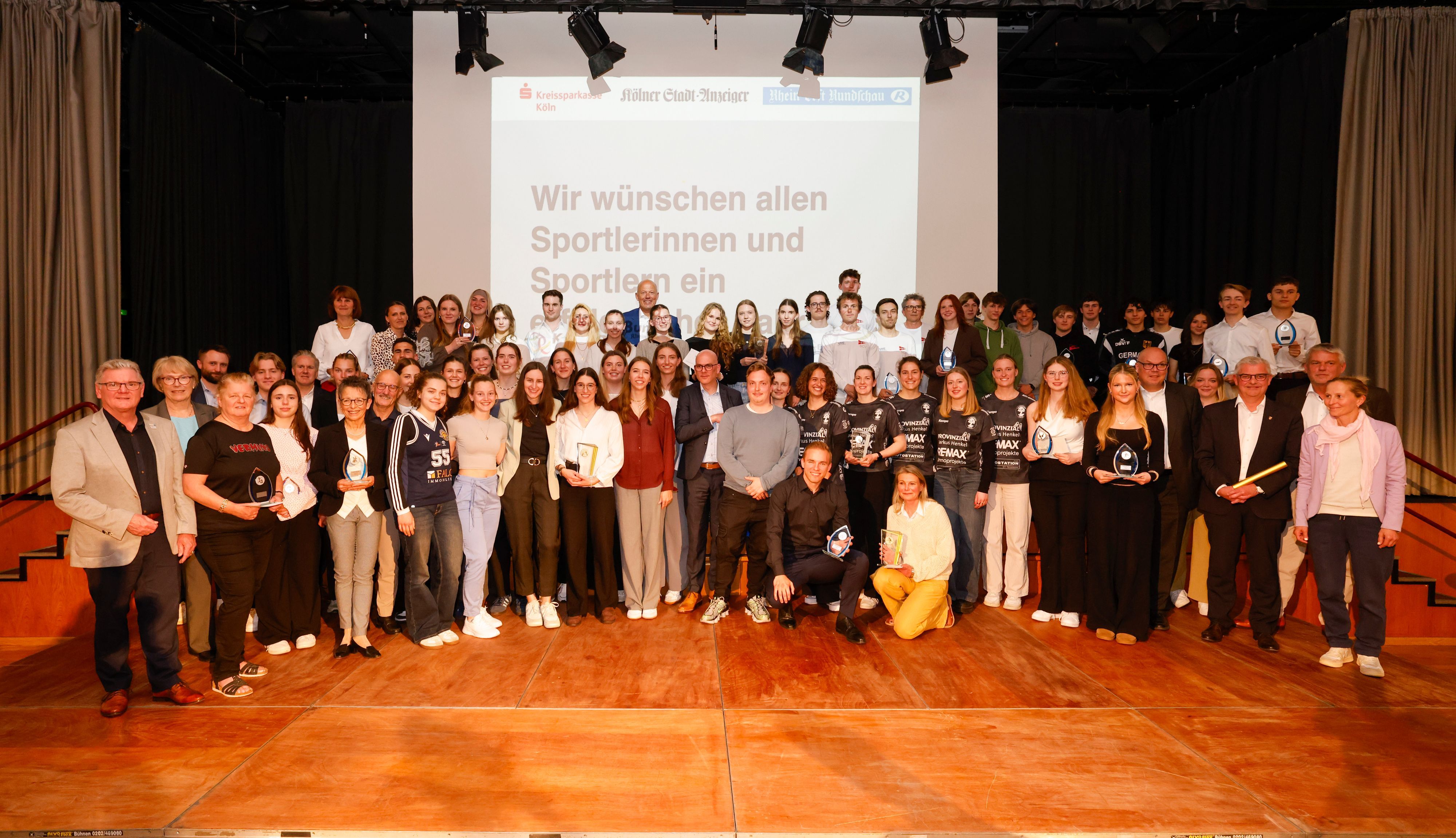 Das Bild zeigt alle Siegerinnen und Sieger der Wahl.