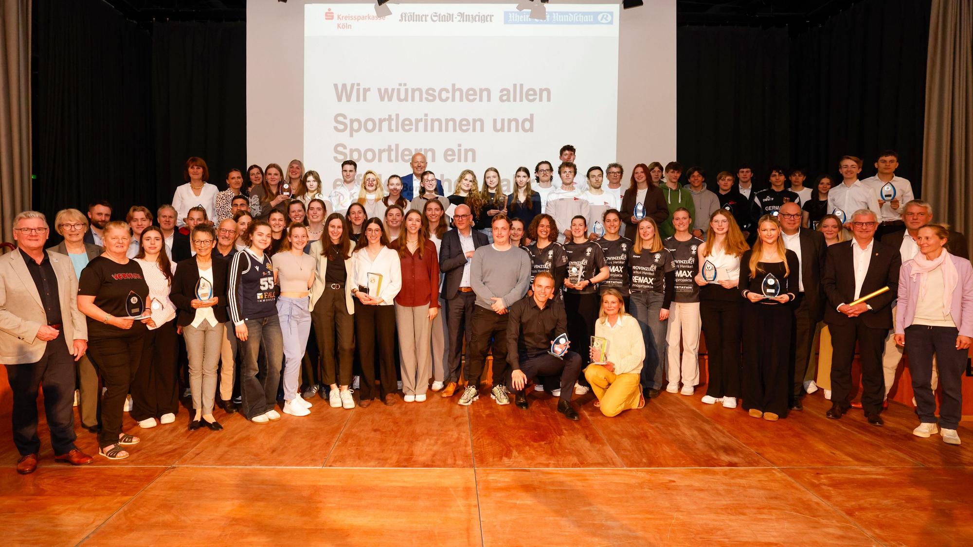 Das Bild zeigt alle Siegerinnen und Sieger der Wahl.