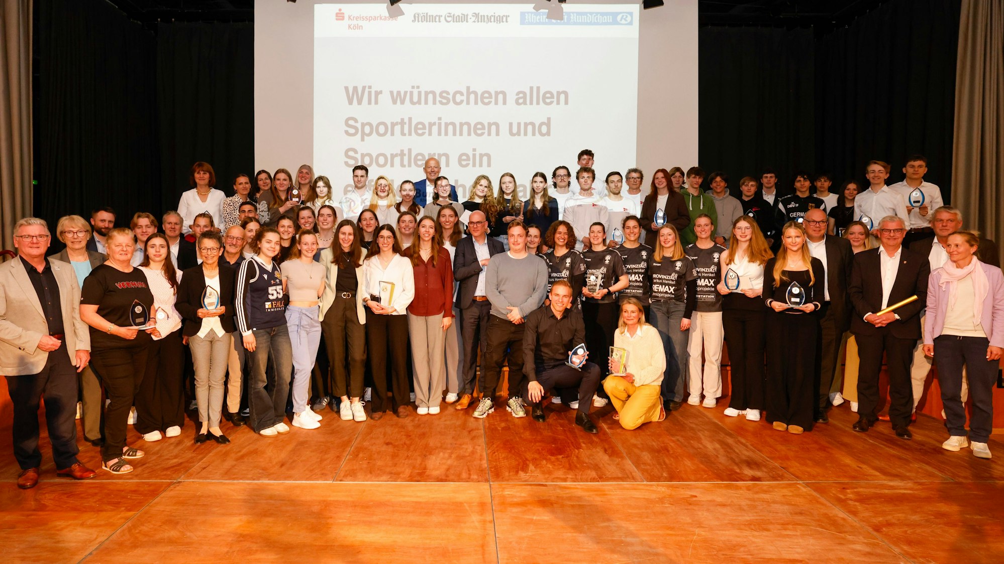 Das Bild zeigt alle Siegerinnen und Sieger der Wahl.