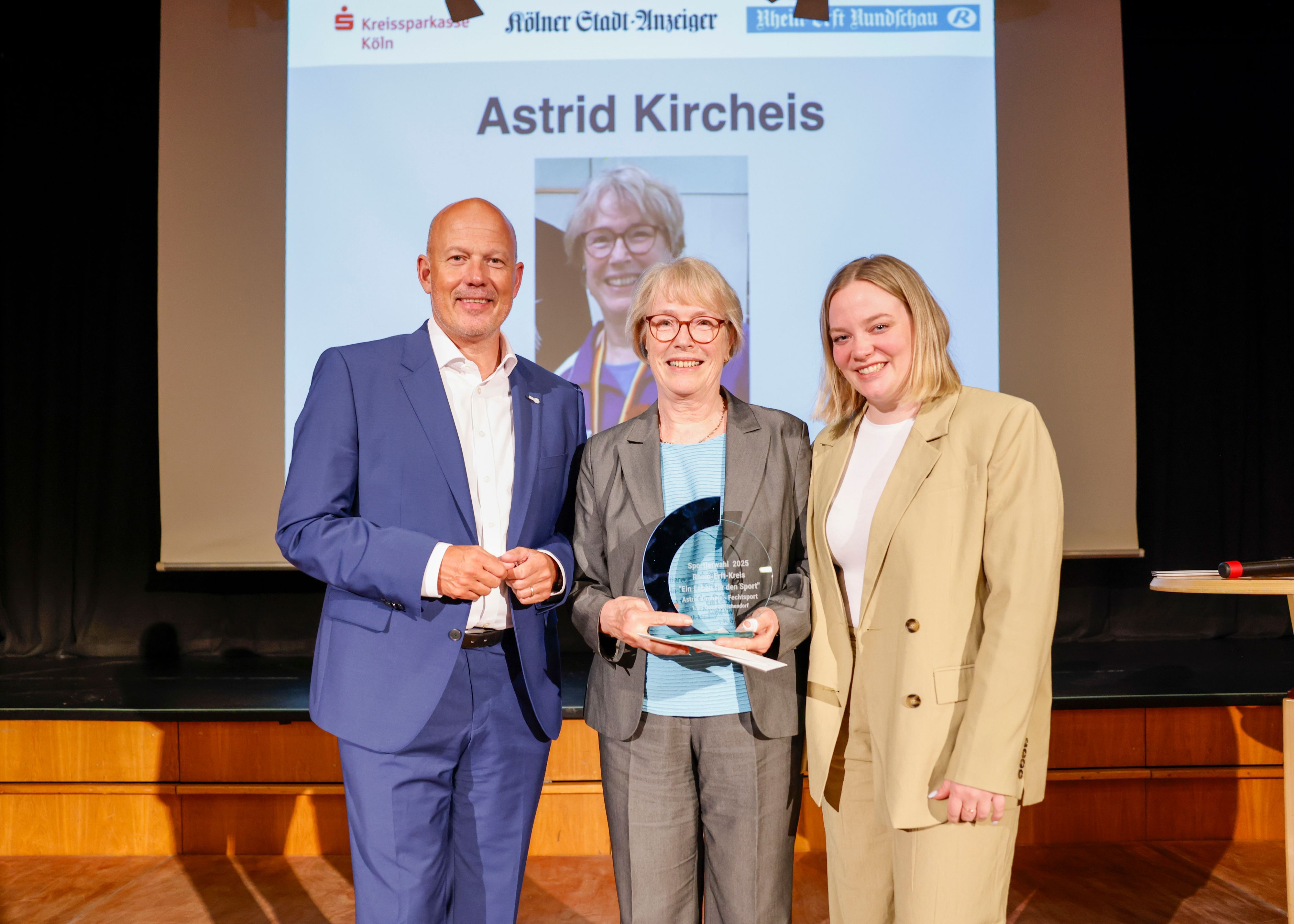 Landrat und Schirmherr Frank Rock und Sophia Wirtz ehrten die Ehrenpreisträgerin Astrid Kircheis (M.) und übergaben die Preise.
