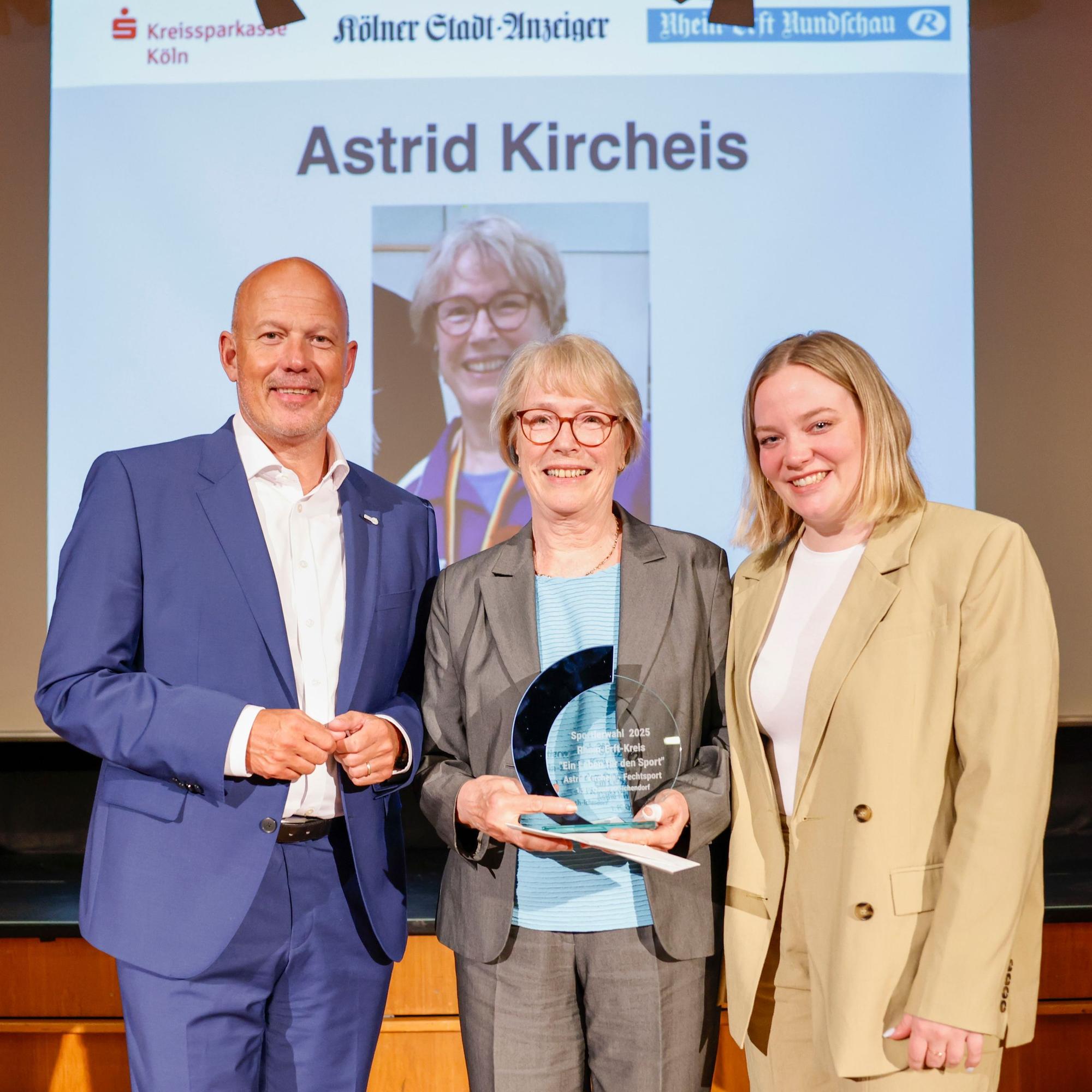 Landrat und Schirmherr Frank Rock und Sophia Wirtz ehrten die Ehrenpreisträgerin Astrid Kircheis (M.) und übergaben die Preise.