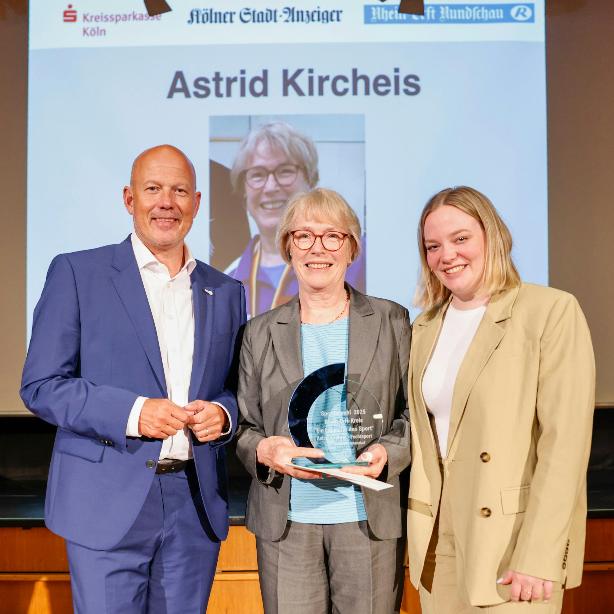 Landrat und Schirmherr Frank Rock und Sophia Wirtz ehrten die Ehrenpreisträgerin Astrid Kircheis (M.) und übergaben die Preise.