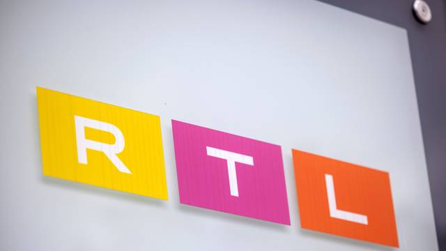 Das Logo des Fernsehsenders RTL ist auf einem Hinweisschild vor dem Gebäude des Sendezentrums in Köln zu sehen.