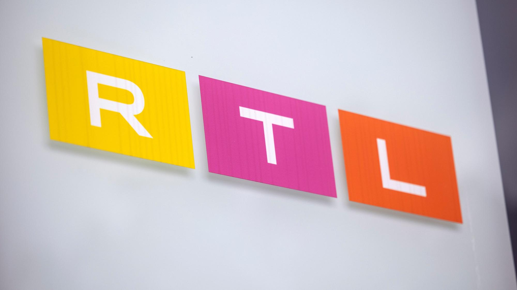 Das Logo des Fernsehsenders RTL ist auf einem Hinweisschild vor dem Gebäude des Sendezentrums in Köln zu sehen.