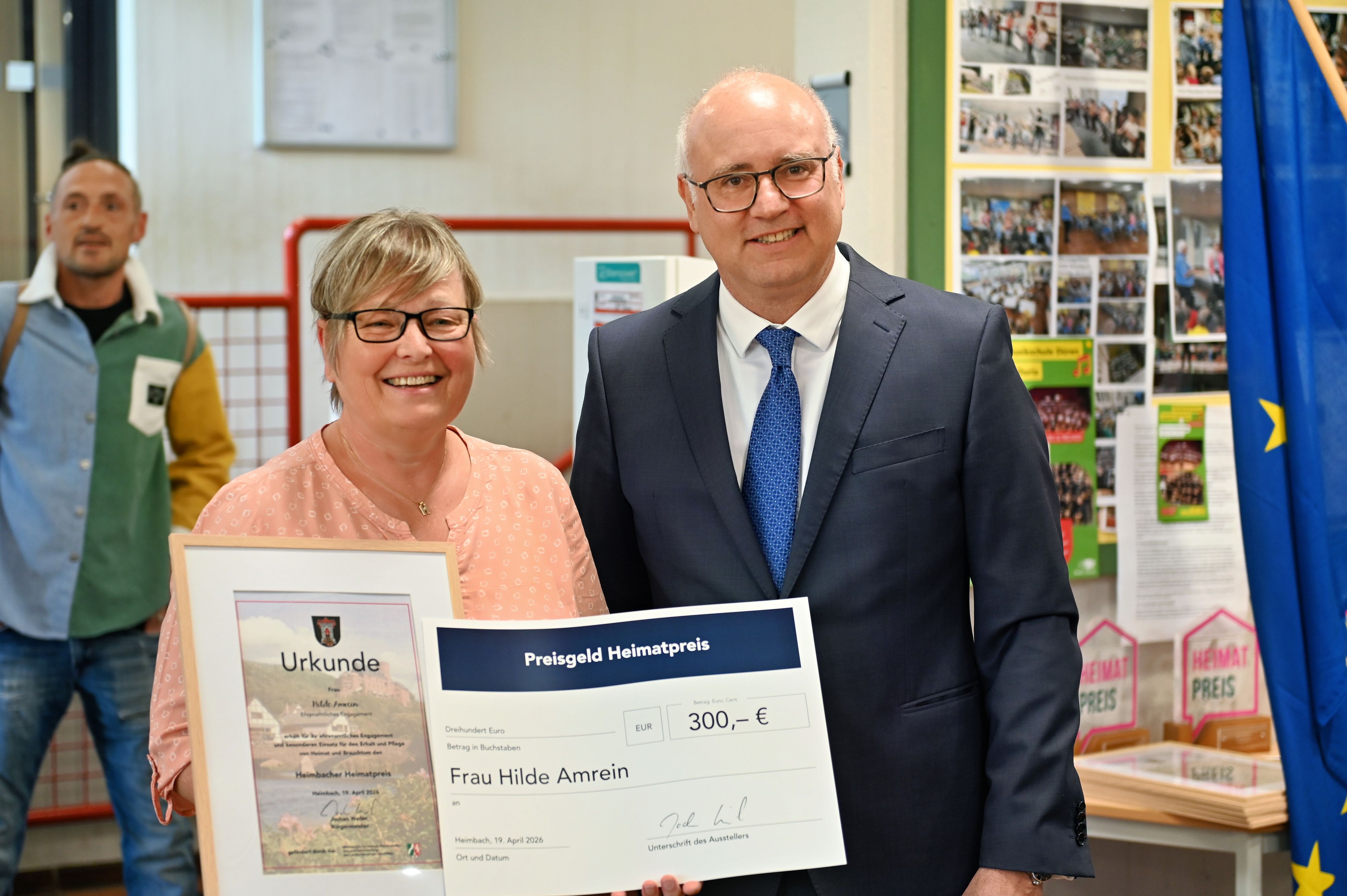 Hilde Amrein strahlt, neben ihr steht der Bürgermeister.