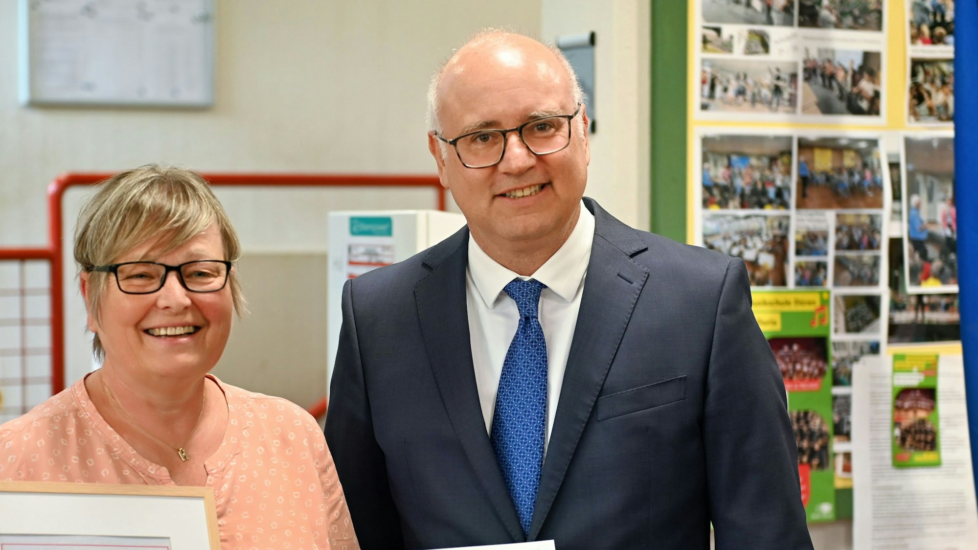 Hilde Amrein strahlt, neben ihr steht der Bürgermeister.