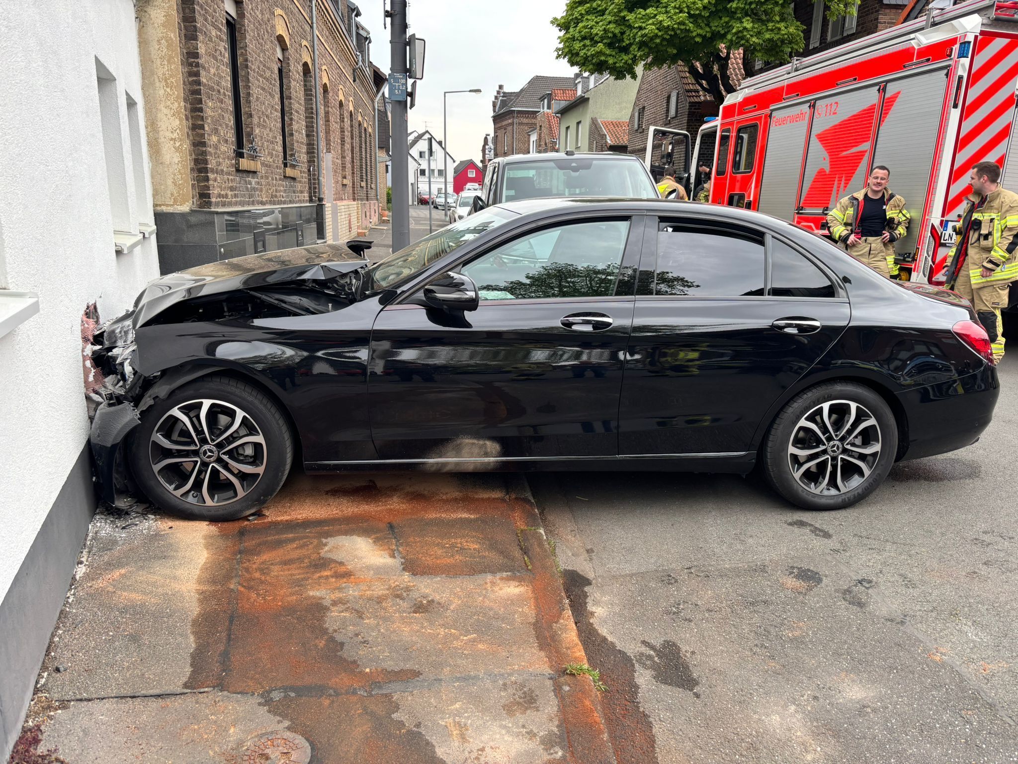 Ein 75-Jähriger fuhr am Dienstag mit seinem Mercedes gegen eine Hauswand in Lövenich.