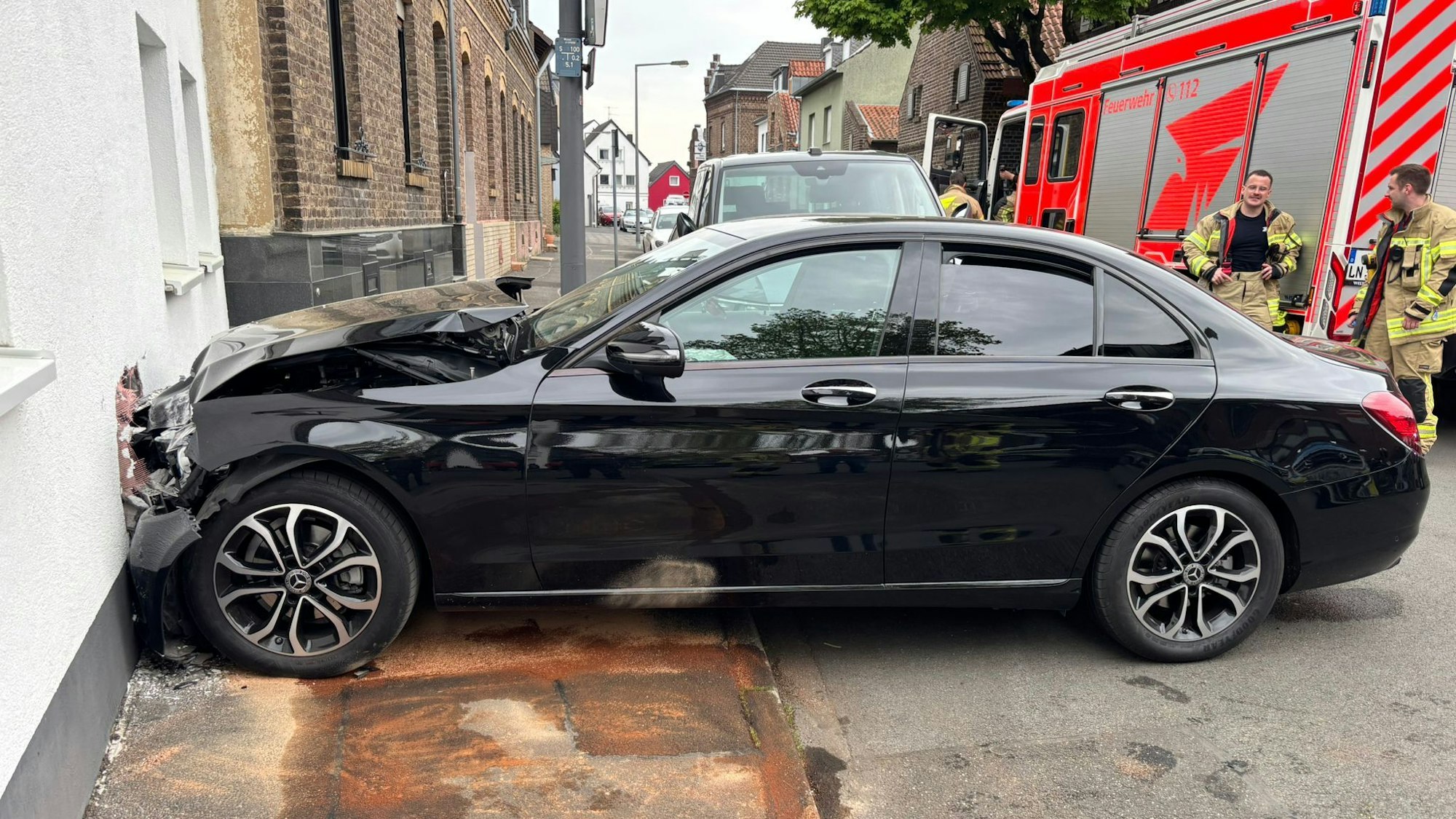 Ein 75-Jähriger fuhr am Dienstag mit seinem Mercedes gegen eine Hauswand in Lövenich.