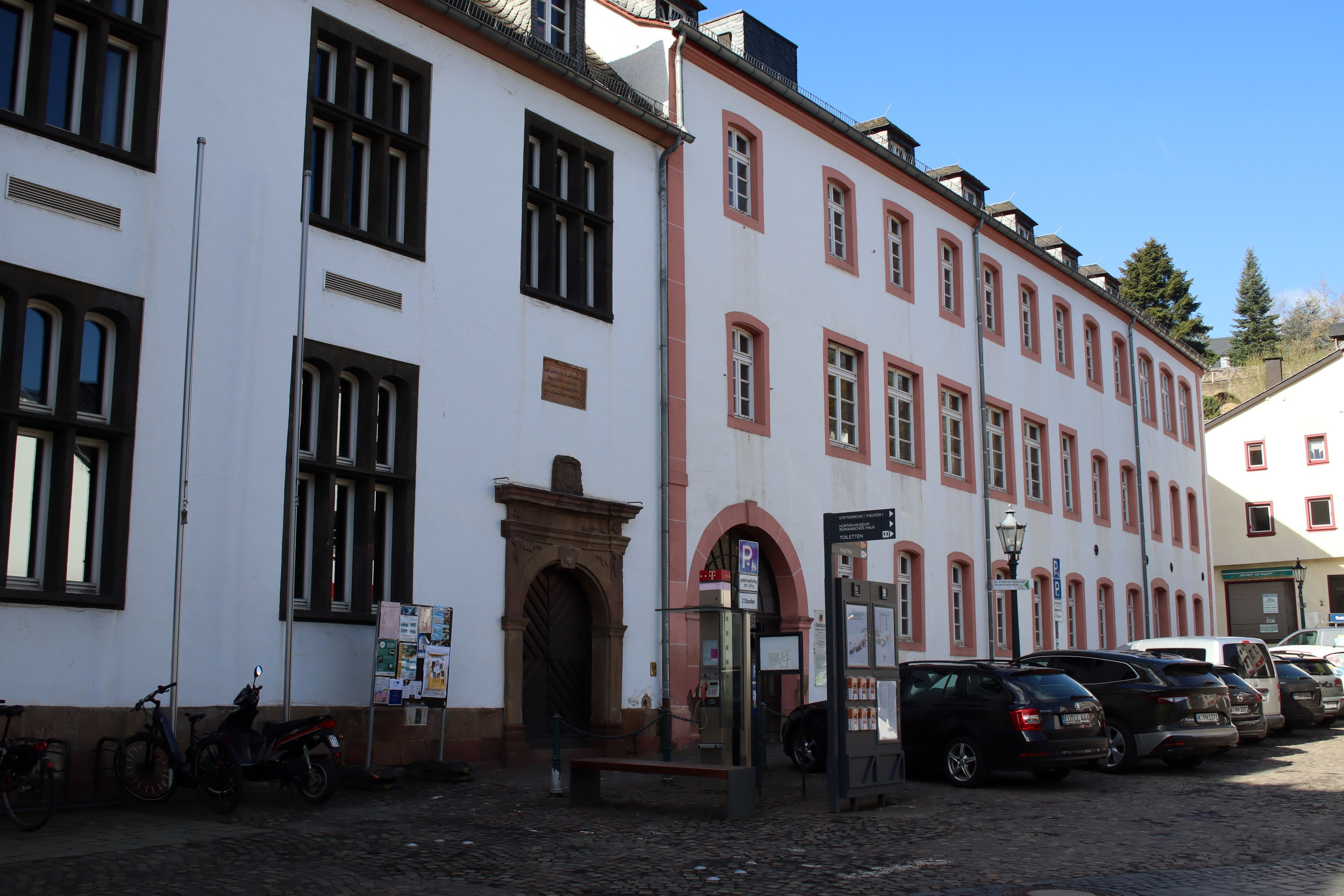 Die Außenansicht zeigt den Übergang zwischen Rathaus und Grundschule in Bad Münstereifel.