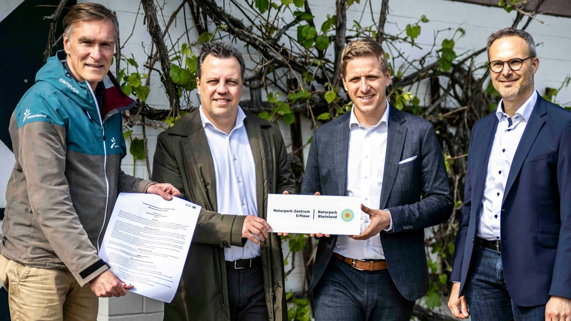 Das Bild zeigt die Verantwortlichen des Kreises Euskirchen, der Stadt Euskirchen und des Naturparks Rheinland beim Gruppenfoto.