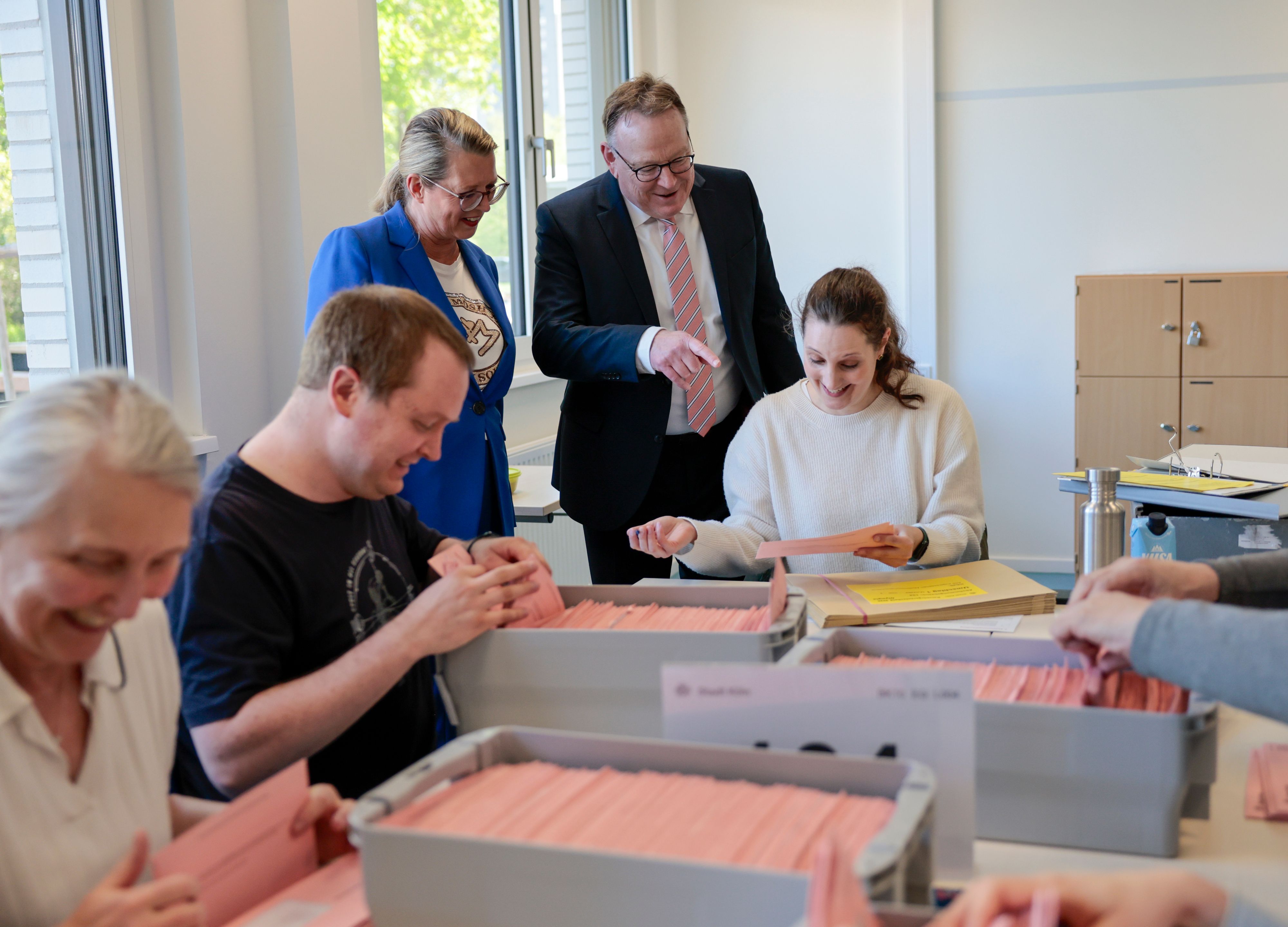 Sonntag-Nachmittag um 16 Uhr zum Beginn der Auszählung des Ratsbürgerentscheids besuchten Kölns OB Torsten Burmester und Stadtdirektorin Andrea Blome das Auszählzentrum in Deutz – da war die Laune bei allen noch gut.