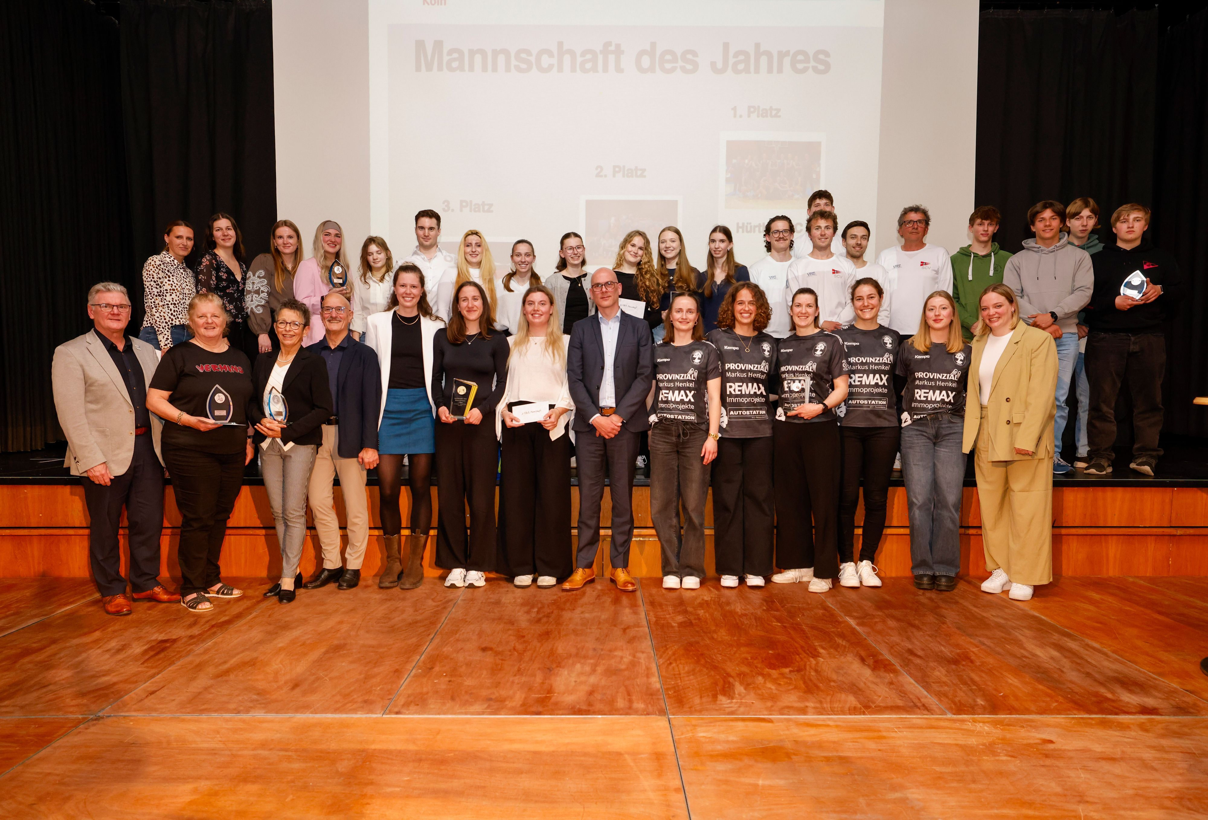 Wurden auf der Bühne geehrt: Die zehn besten Mannschaften bei der Sportlerwahl Rhein-Erft.