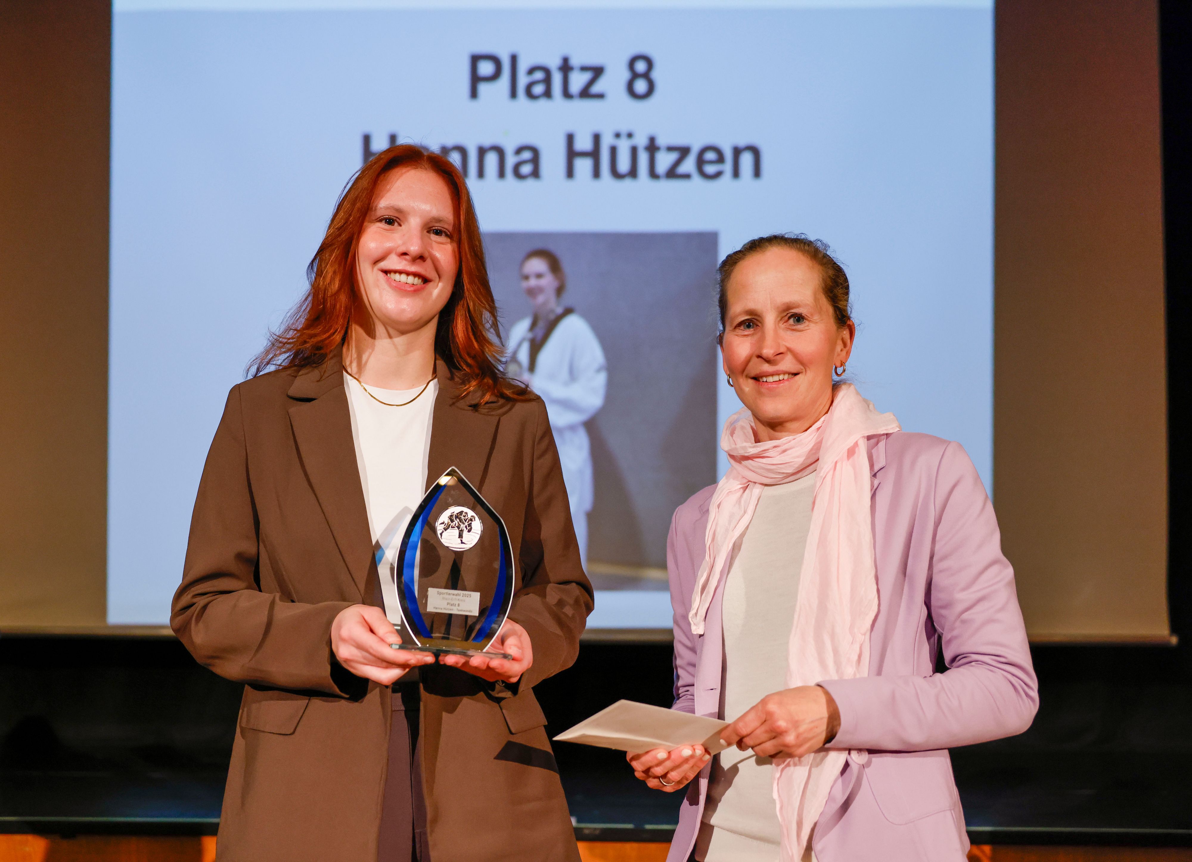 Das Bild zeigt Hanna Hützen und Marion Rodewald.