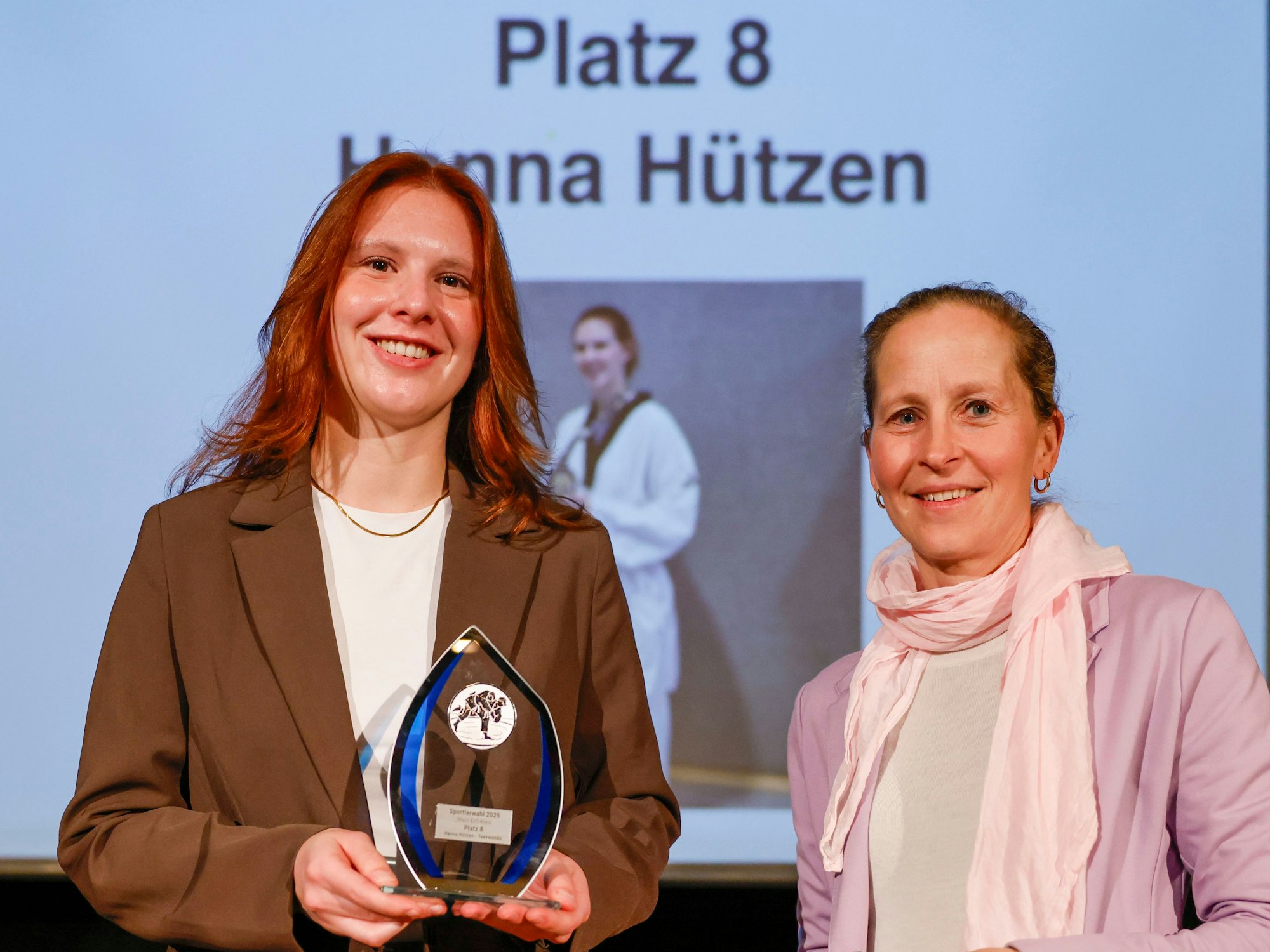 Das Bild zeigt Hanna Hützen und Marion Rodewald.