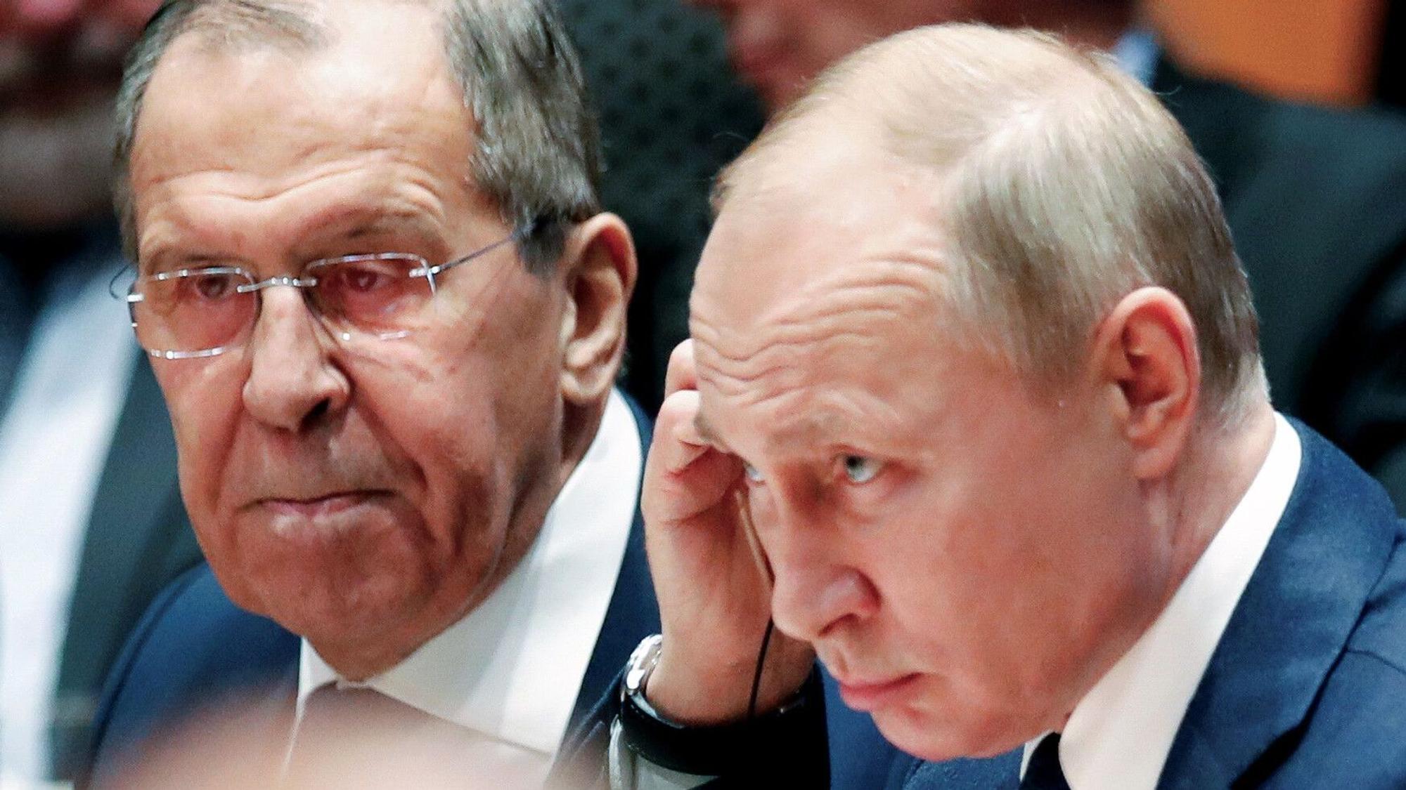 Wladimir Putin (r.) zusammen mit Russlands Außenminister Sergej Lawrow bei einer Konferenz. (Archivbild)