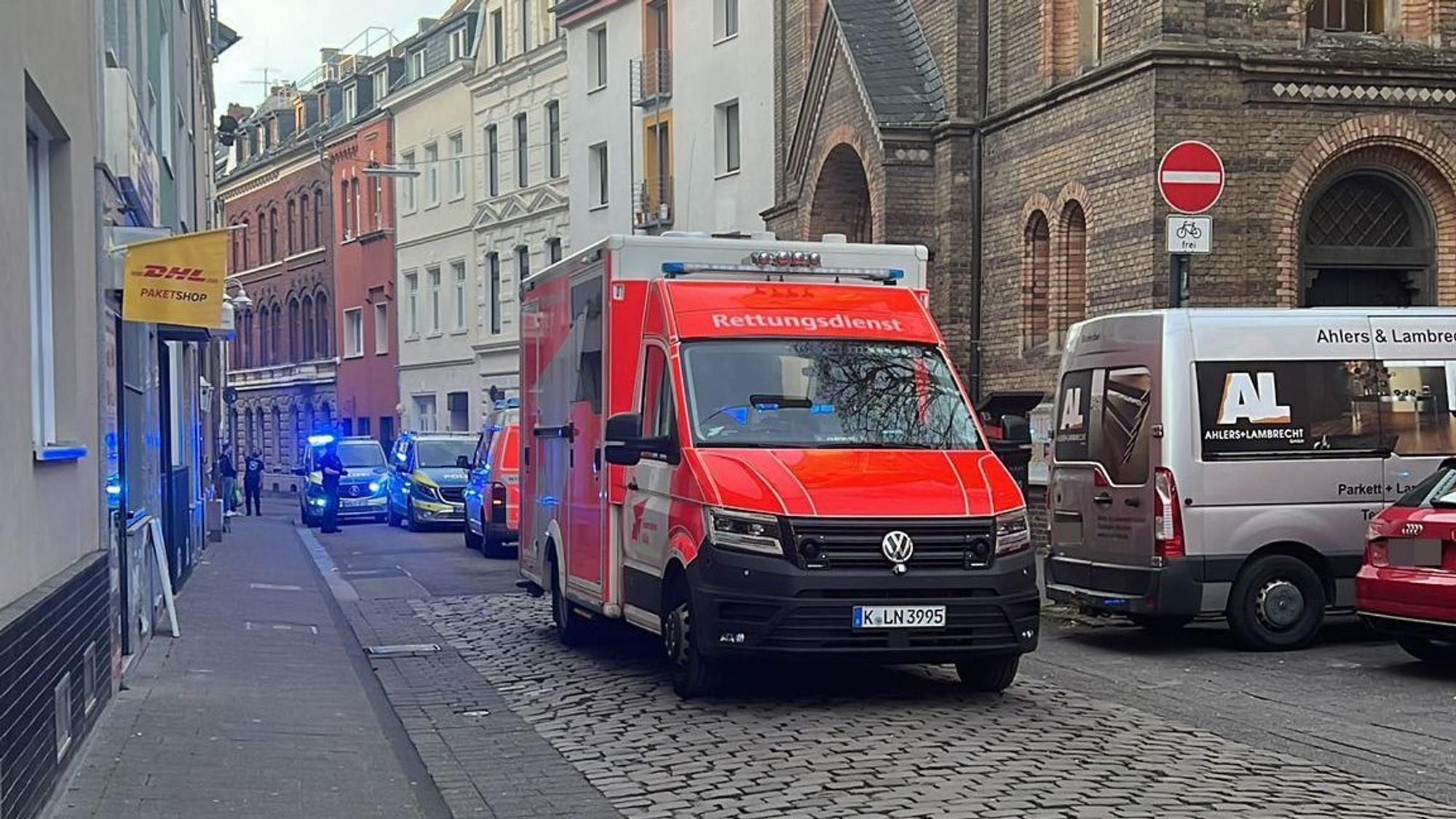 Nach einem Polizeieinsatz in Köln-Deutz, bei dem ein 30-Jähriger Anfang April das Bewusstsein verlor und reanimiert werden musste, erhebt der Anwalt des Mannes schwere Vorwürfe gegen die Polizei.