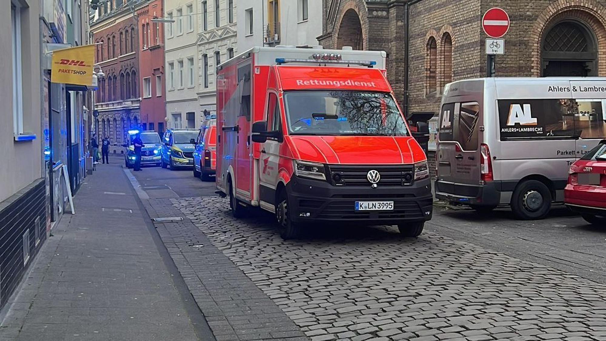 Nach einem Polizeieinsatz in Köln-Deutz liegt ein 30-Jähriger im Koma. Nun wird der Fall erneut geprüft.