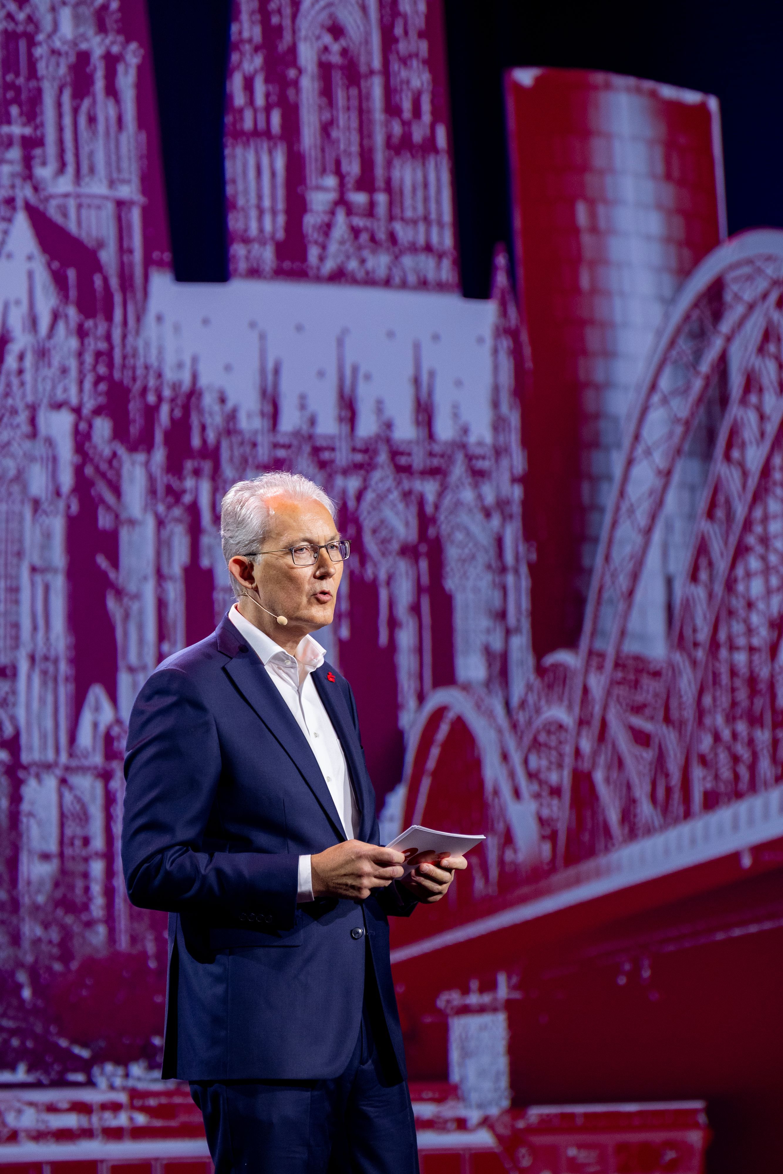 Jubiläumsauftakt der Sparkasse KölnBonn zum 200-Jahre-Jubiläum des Geldinstituts im Gürzenich. Das Jubiläumsjahr wird unter dem Motto „Füreinander Hier - Gestern.Heute.Morgen.“ gefeiert. Im Bild Vorstandsvorsitzender Ulrich Voigt.