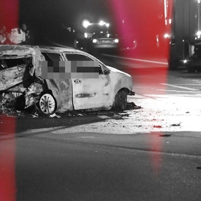 Erst als die Flammen gelöscht waren, sahen die Einsatzkräfte, dass zwei Menschen im Fahrzeug verbrannt waren. Der Unfall ereignete sich nur wenige 100 Meter hinter dem Autobahnanschluss Wesseling. (Archivfoto/bearbeitet)