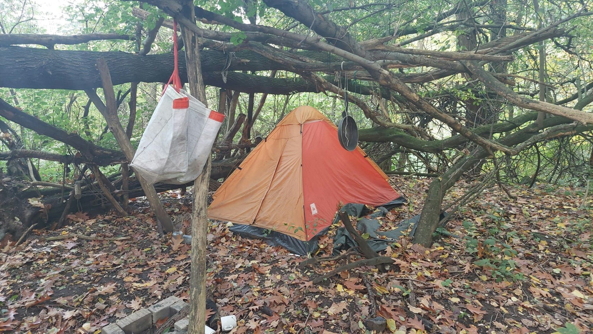 Eines der vielen Zelte in Köln, in dem Obdachlose Schutz suchen.