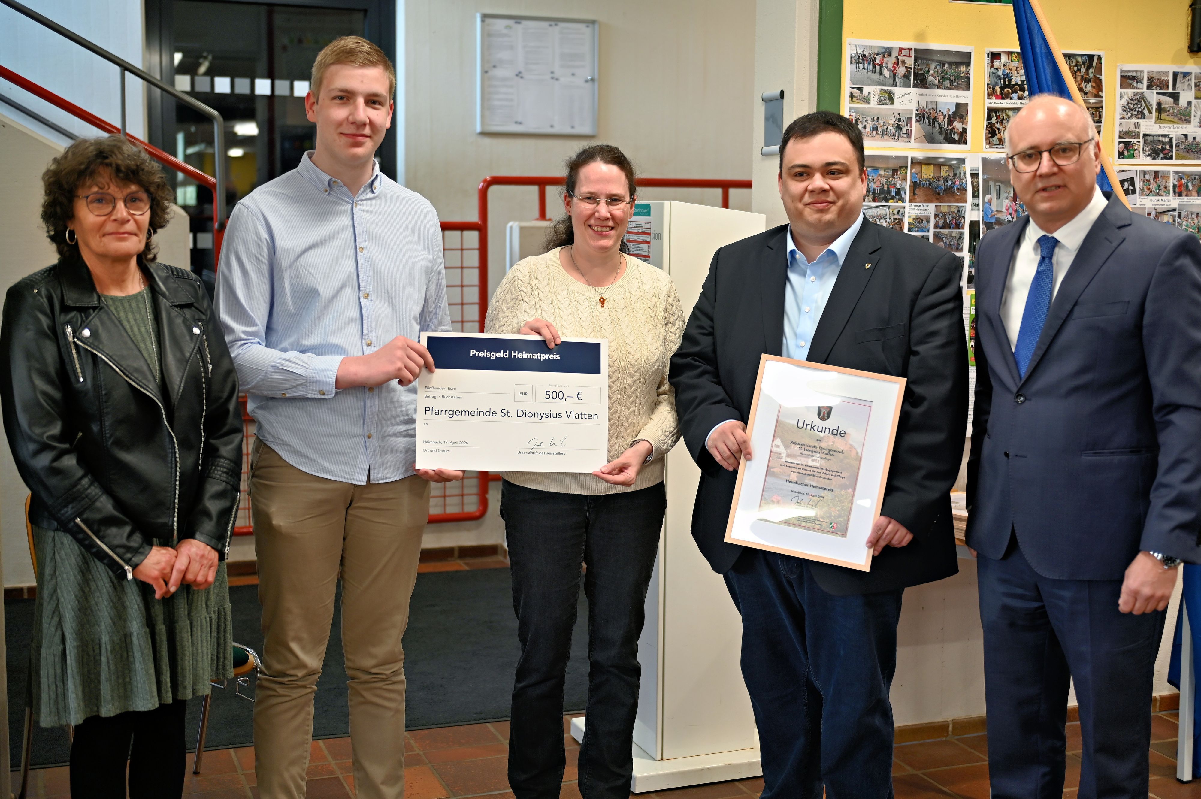 Zwei Männer und zwei Frauen haben den Preis entgegengenommen.