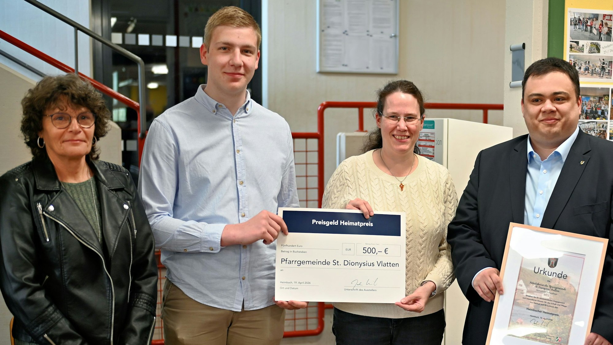 Zwei Männer und zwei Frauen haben den Preis entgegengenommen.